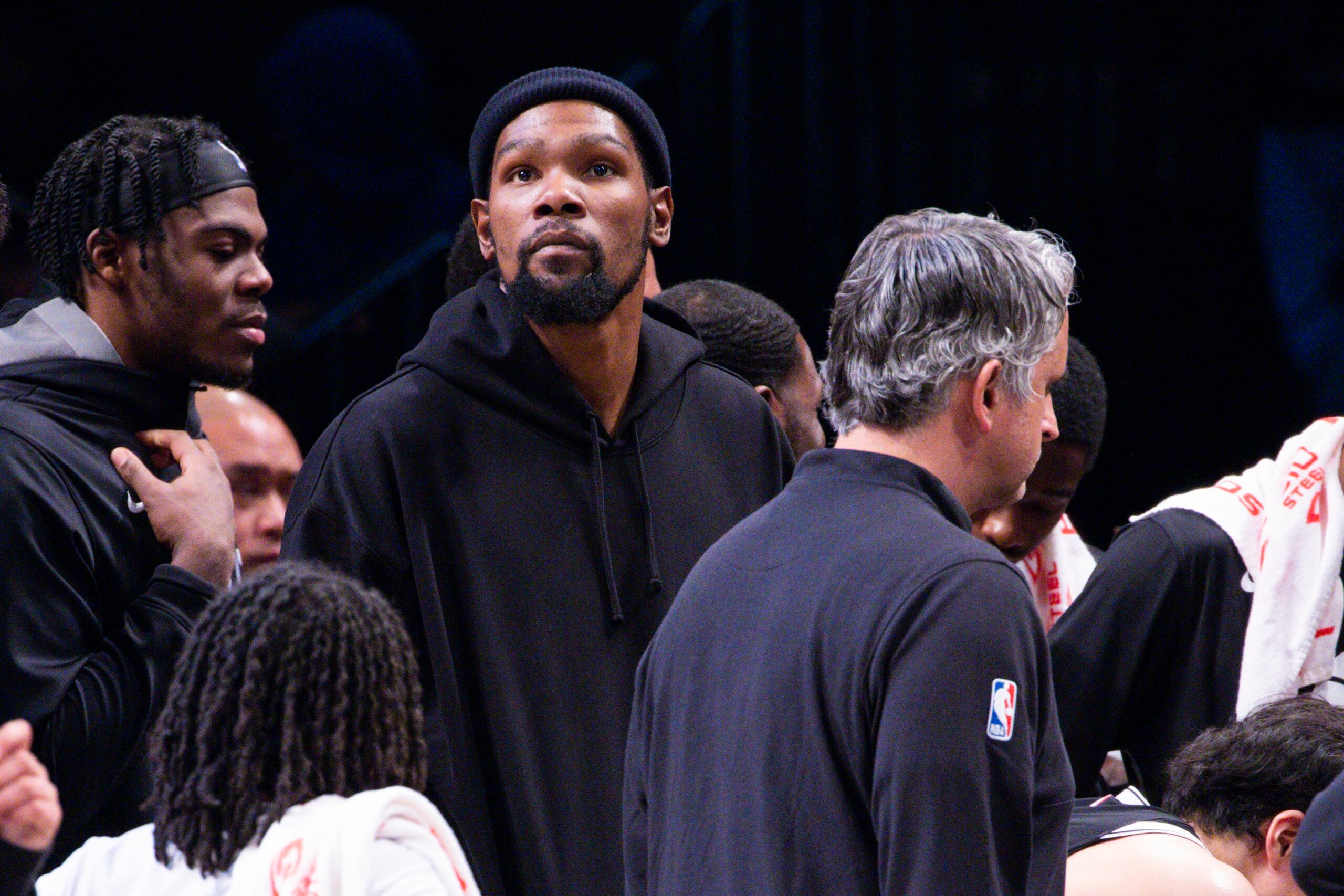 El delantero Kevin Durant, actualmente lesionado, pasó el jueves de los Nets de Brooklyn a los Suns de Phoenix.