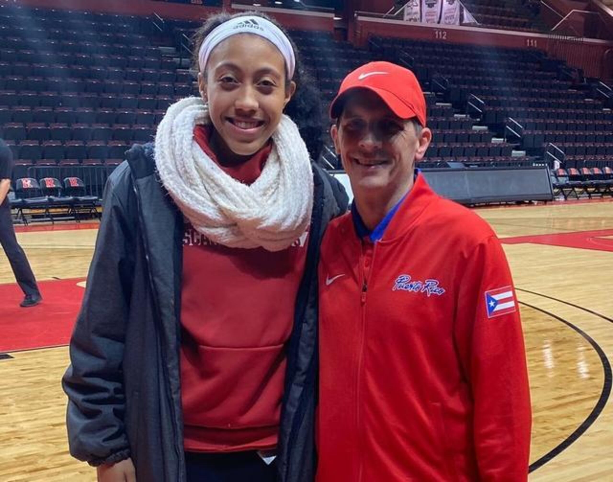 Jerry Batista, dirigente de la Selección Nacional de baloncesto femenino, junto a Arella Guirantes.