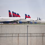 Aerolíneas cancelan decenas de vuelos por repunte de COVID-19