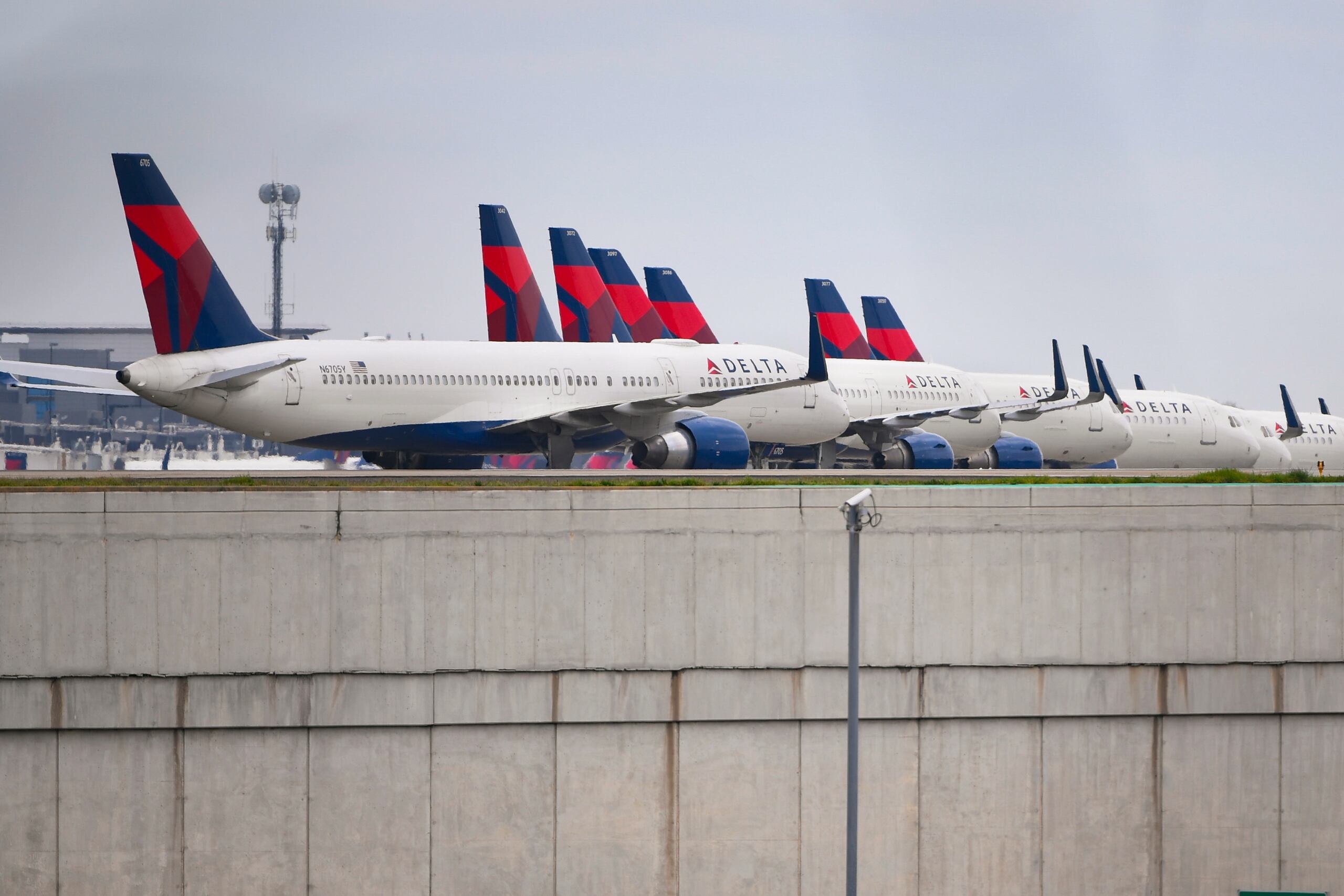 Delta dijo que canceló alrededor de 90 vuelos el viernes debido a la posibilidad de mal tiempo y el impacto de ómicron.