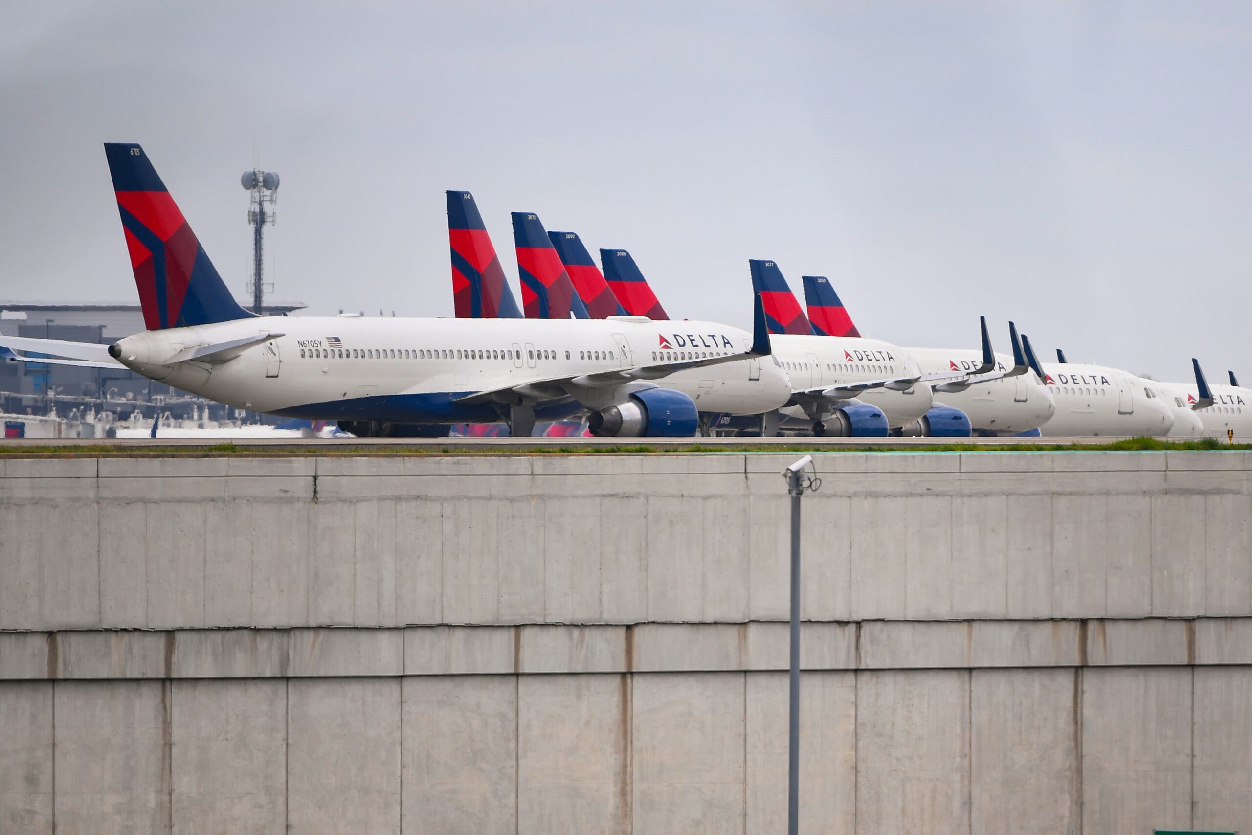 Delta implementó medidas para aumentar la capacidad de sus vuelos, incluyendo dejar disponibles asientos centrales el domingo y el lunes en un intento por dar cabida a más pasajeros.