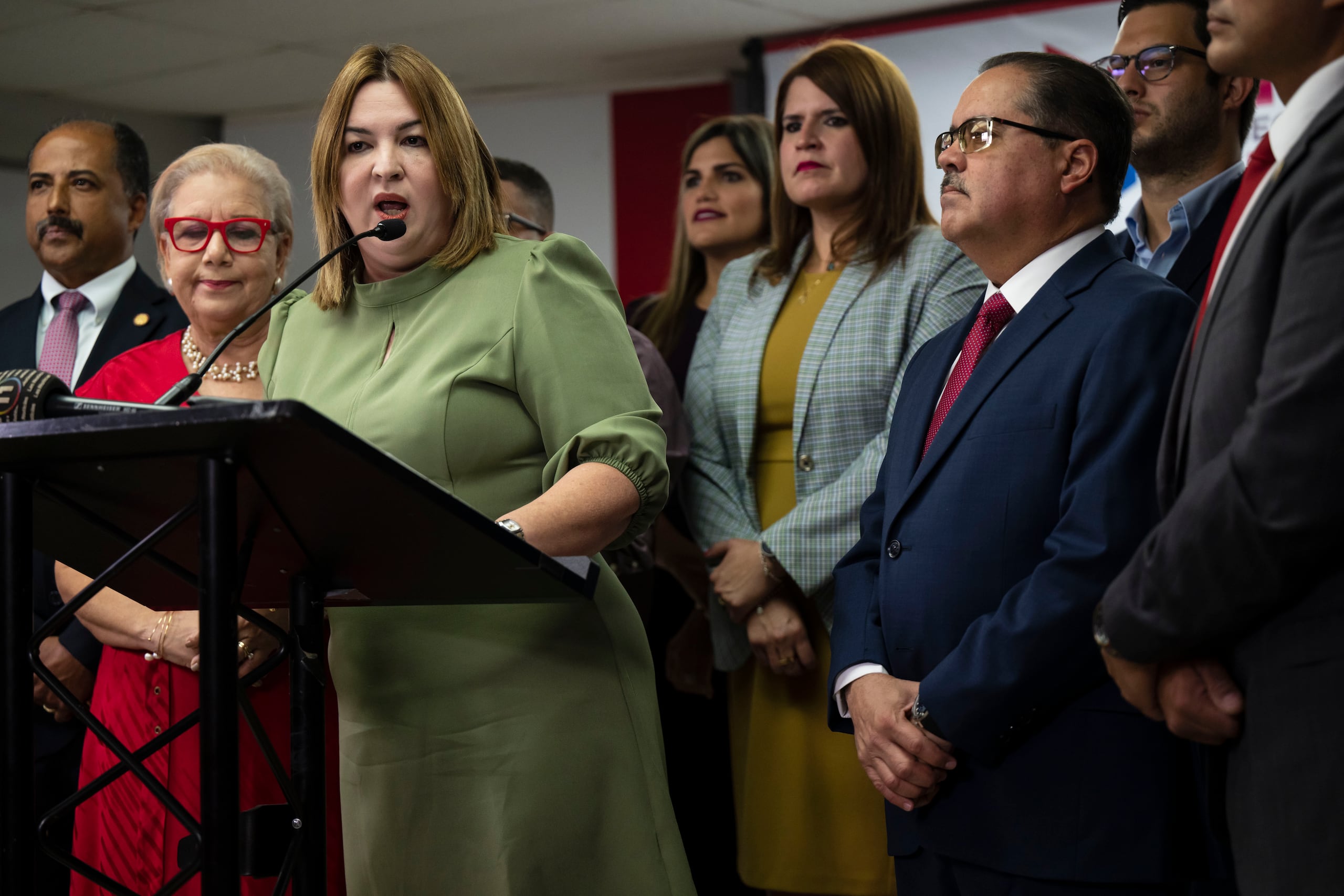 El presidente del PPD y también líder del Senado, Dalmau Santiago, -entre otras figuras del partido- elogió la labor de González Arroyo en la Cámara Alta.