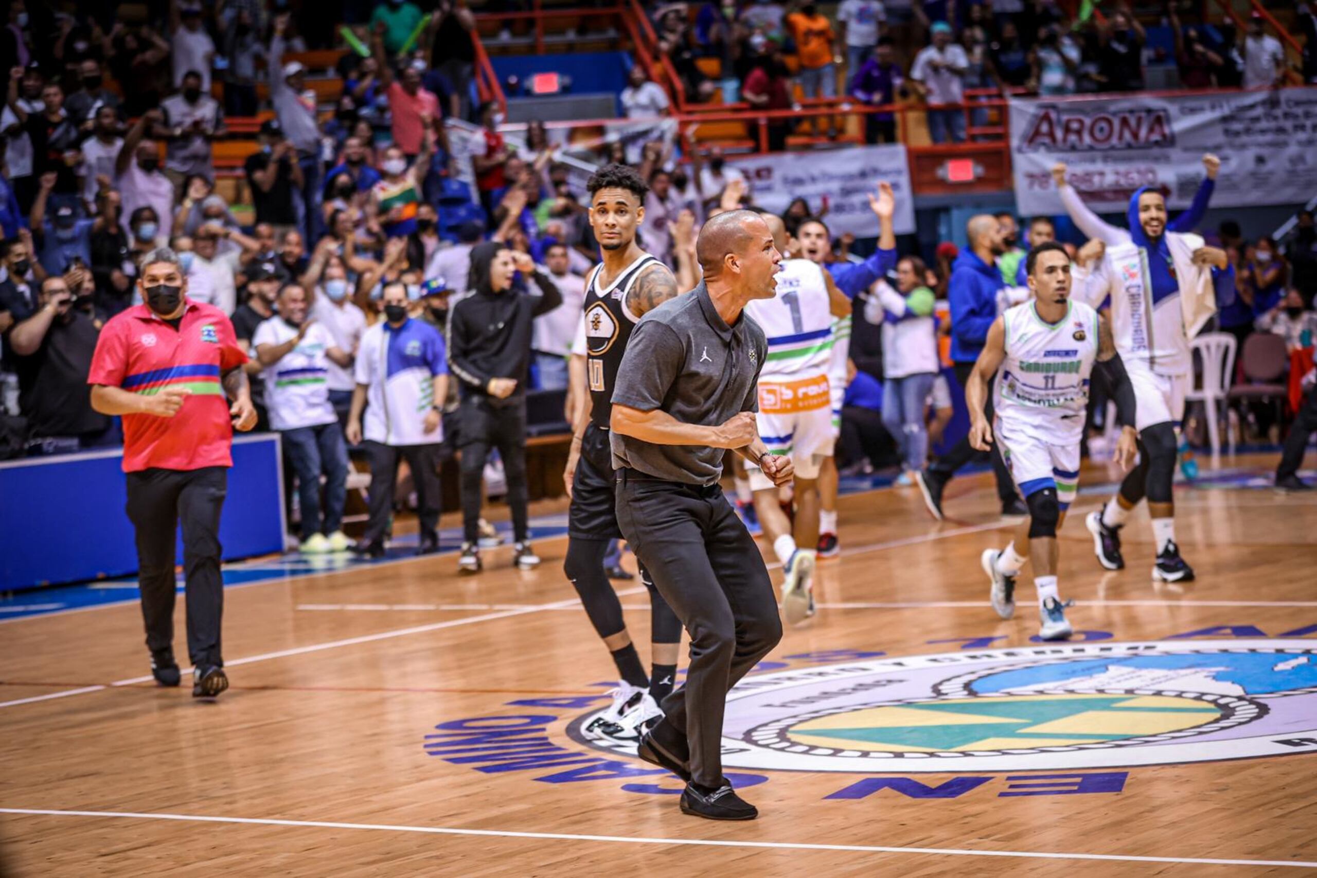 El dirigente de los Capitanes, Pachy Cruz, increpa a los árbitros sobre su determinación en la última jugada.