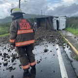 Abierta al tránsito carretera en Gurabo tras volcarse un camión