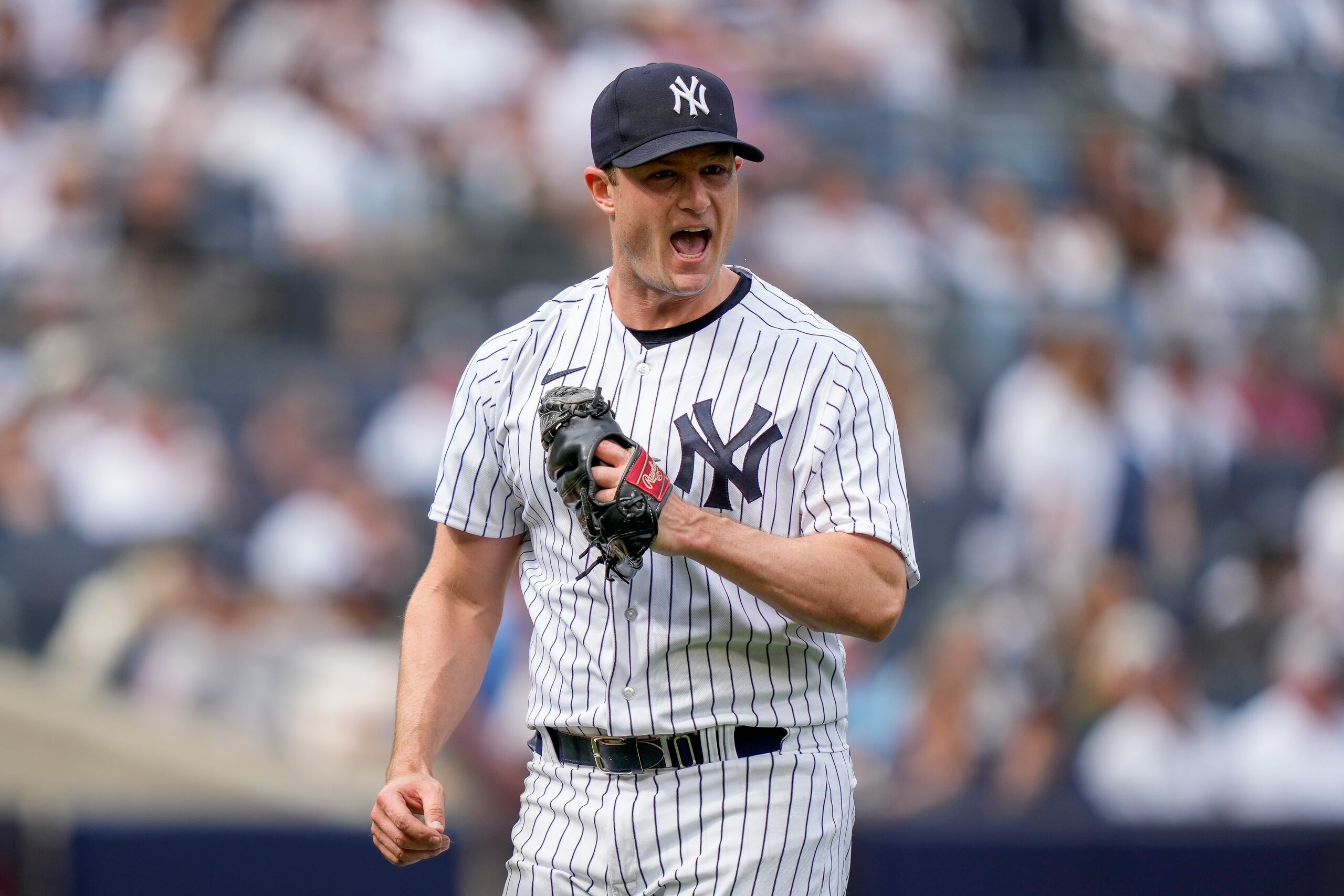 El pitcher de los Yankees de Nueva York Gerrit Cole (45) reacciona tras completar el octavo inning ante los Mellizos de Minnesota, el domingo 16 de abril de 2023, en Nueva York. (AP Foto/John Minchillo)