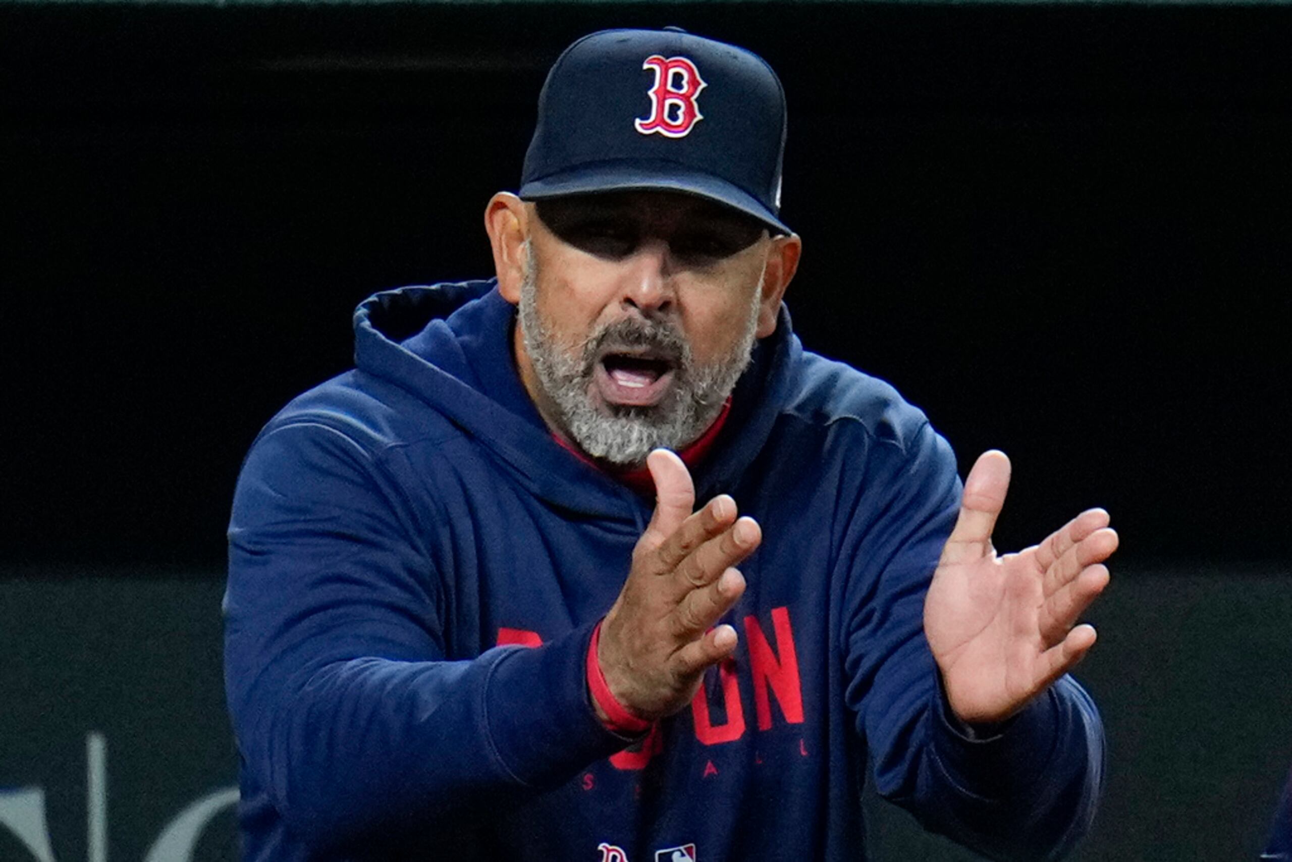 Alex Cora entiende que Chris Sale estaba revelando los lanzamientos que hacía.