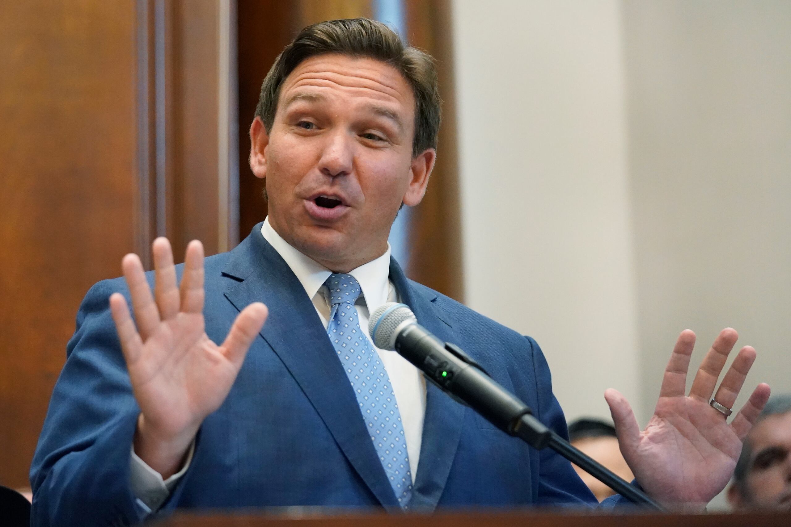 DeSantis se destacó durante el año 2020 por no seguir las indicaciones de los Centros de Control y Prevención de Enfermedades (CDC) en cuanto a medidas preventivas -ni siquiera hizo obligatorio el uso de mascarillas- y por mantener abierta la economía a toda costa.