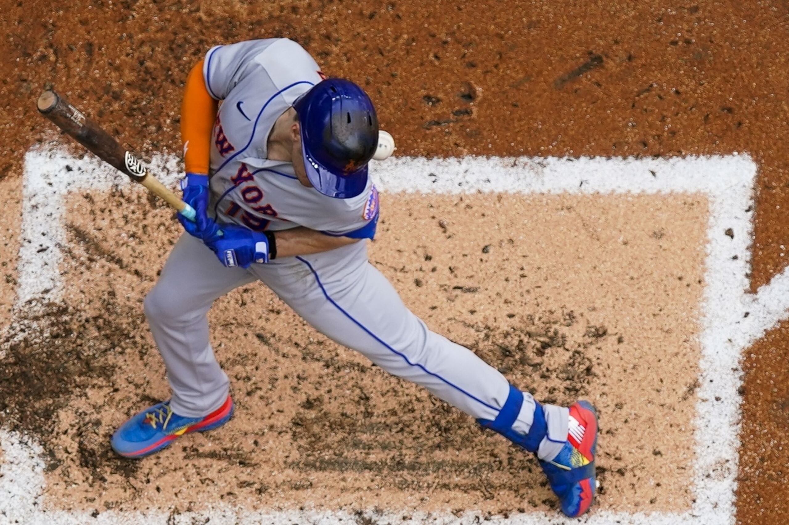 Mark Canha, de los Mets, fue impactado por dos lanzamientos y los Mets pasan a la historia como el equipo con más pelotazos recibidos en una temporada con 106 en la vigente campaña.