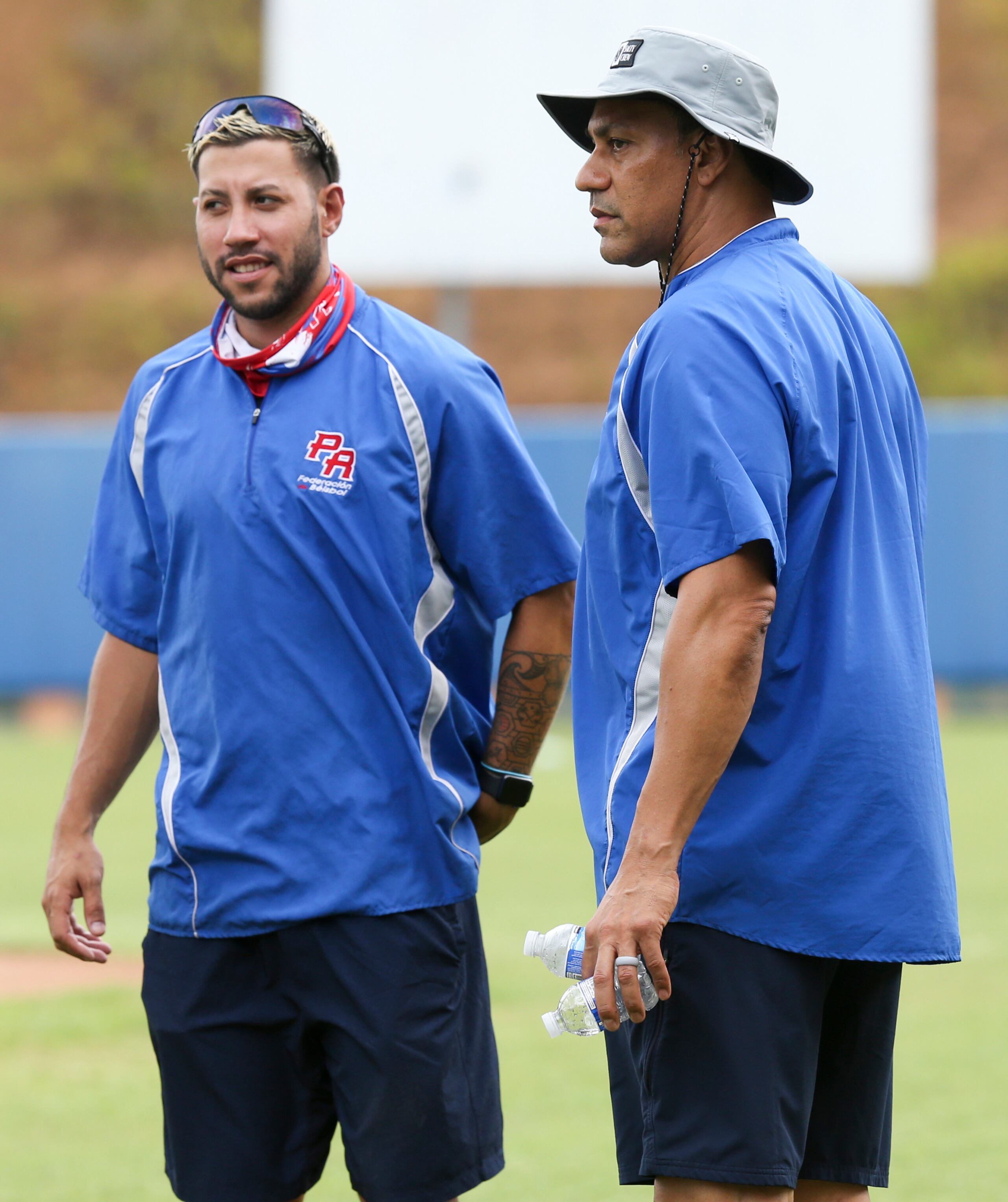 El dirigente de Puerto Rico, Juan 'Igor' González, a la derecha, conversa con el trainer Mario Ávila.