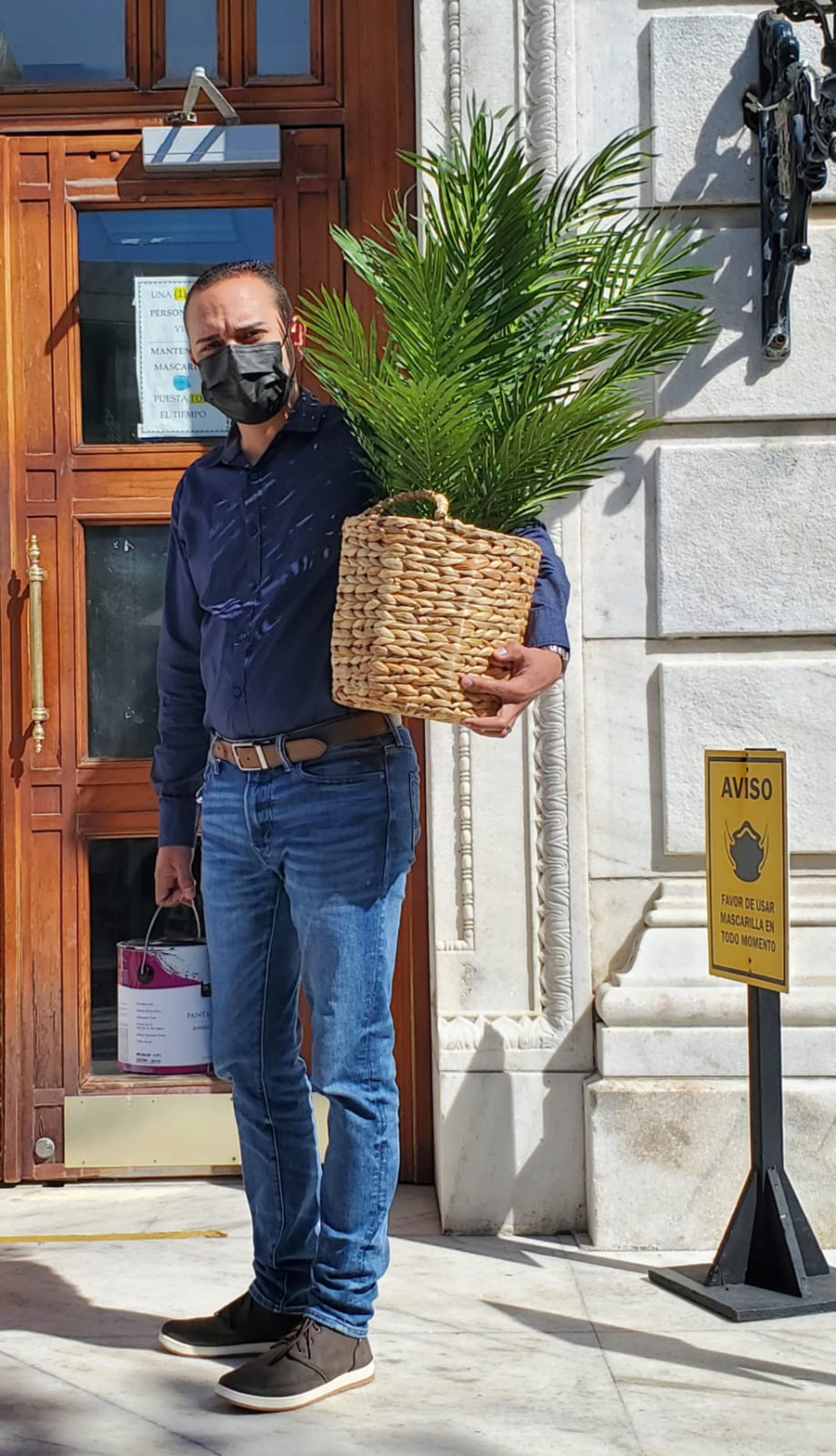 El representante popular por el distrito 22, Jorge Alfredo Rivera, cargaba una palma para adornar su oficina en las llamadas Catacumbas, en el primer piso de la Cámara de Representantes.