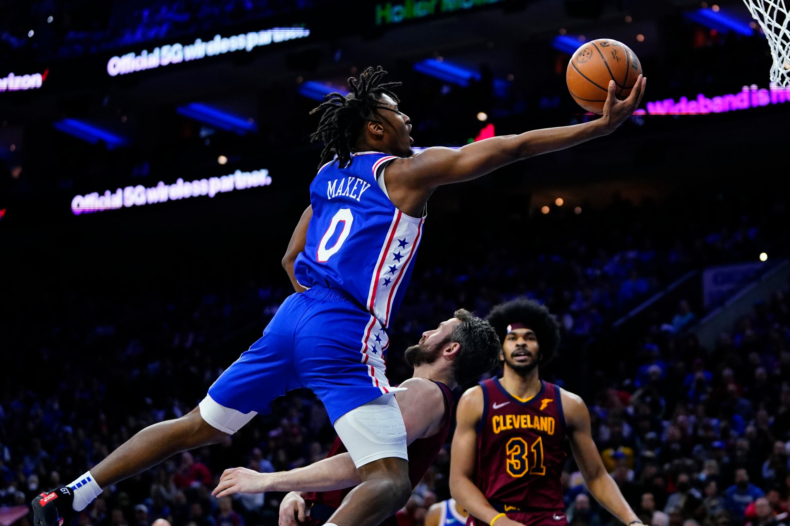 Tyrese Maxey (0), de los Sixers de Filadelfia, se levanta en ruta al canasto contra Kevin Love, de los Cavaliers de Cleveland, durante el choque del viernes.