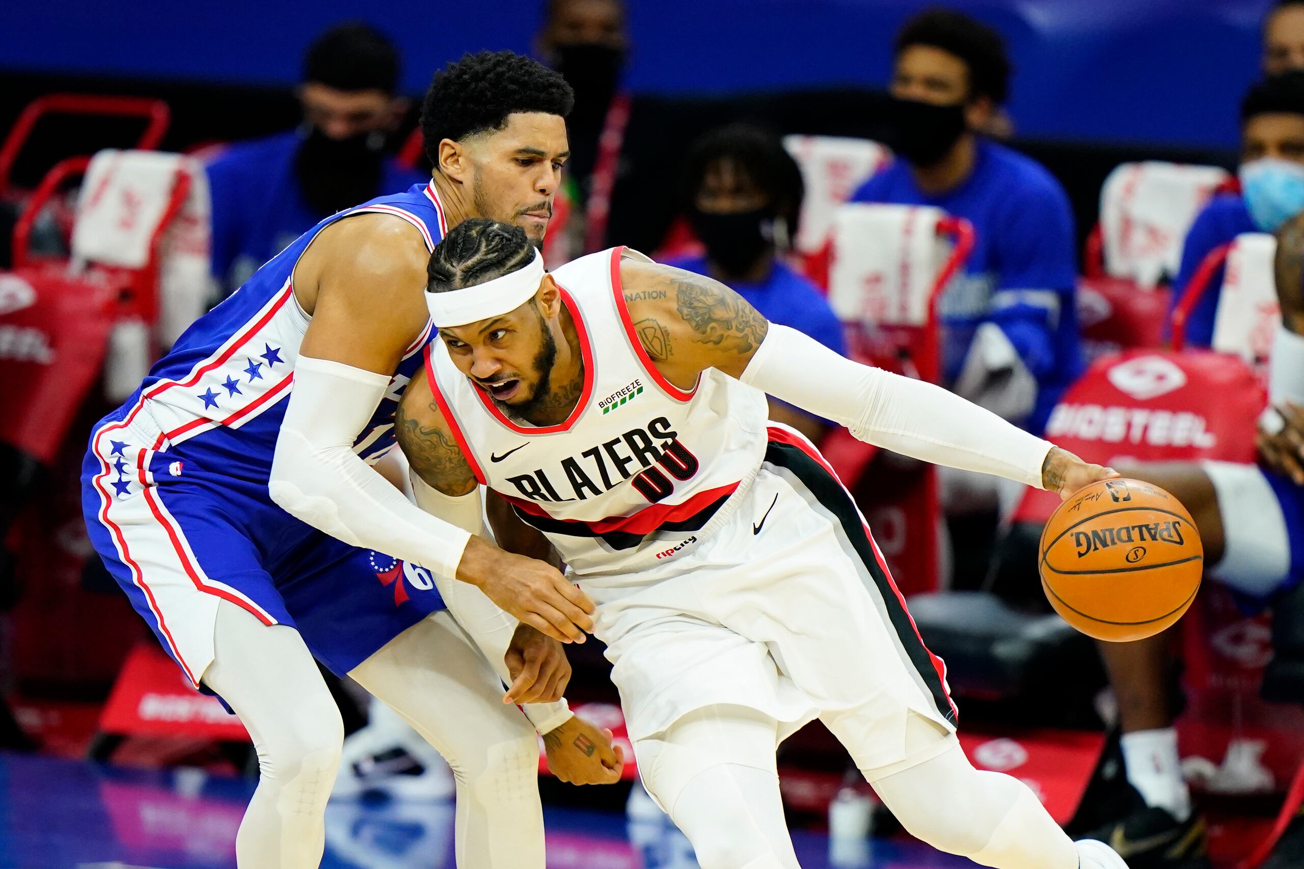 Carmelo Anthony, de los Trail Blazers, maneja el balón contra Tobias Harris.