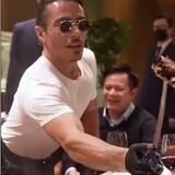 Salt Bae alimenta a ministro comunista de Vietnam con bistec bañado en oro