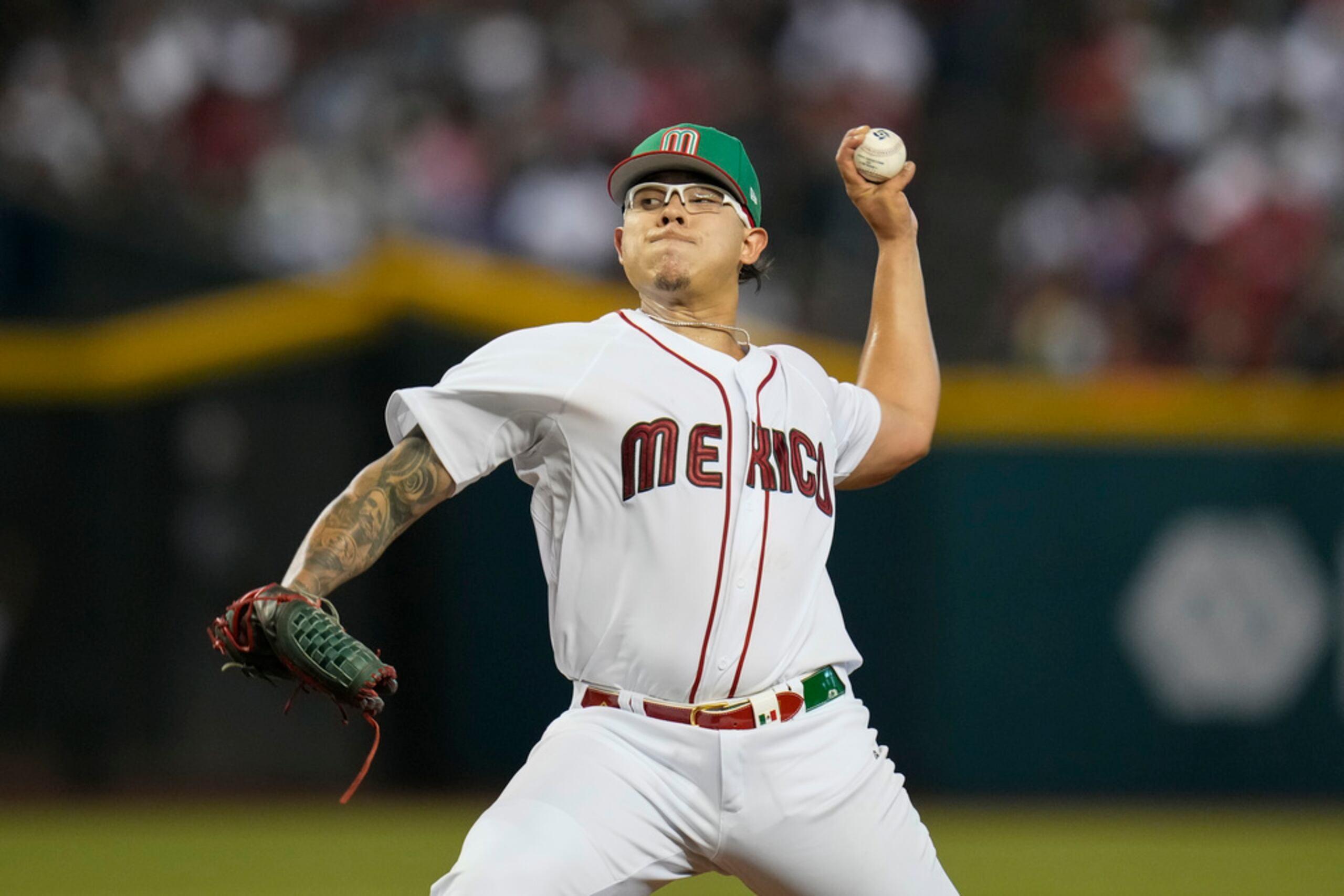 Julio Urías inició por México ante Colombia el primer juego de Clásico Mundial.