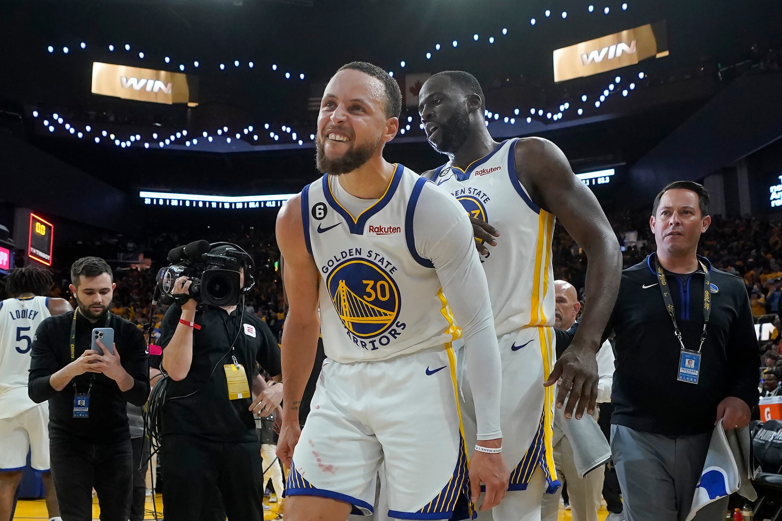 Los Warriors de Stephen Curry y Draymond Green escaparon con una victoria que varias veces colocaron en aprietos.