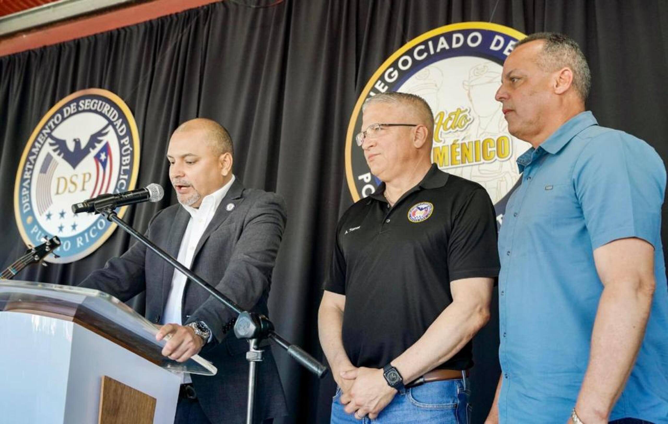 El secretario de Estado Adjunto, Félix A. Lizasuaín Martínez, entregó la proclama de la semana de la Policía, a su comisionado, Antonio López y al secretario del DSP, Alexis Torres.