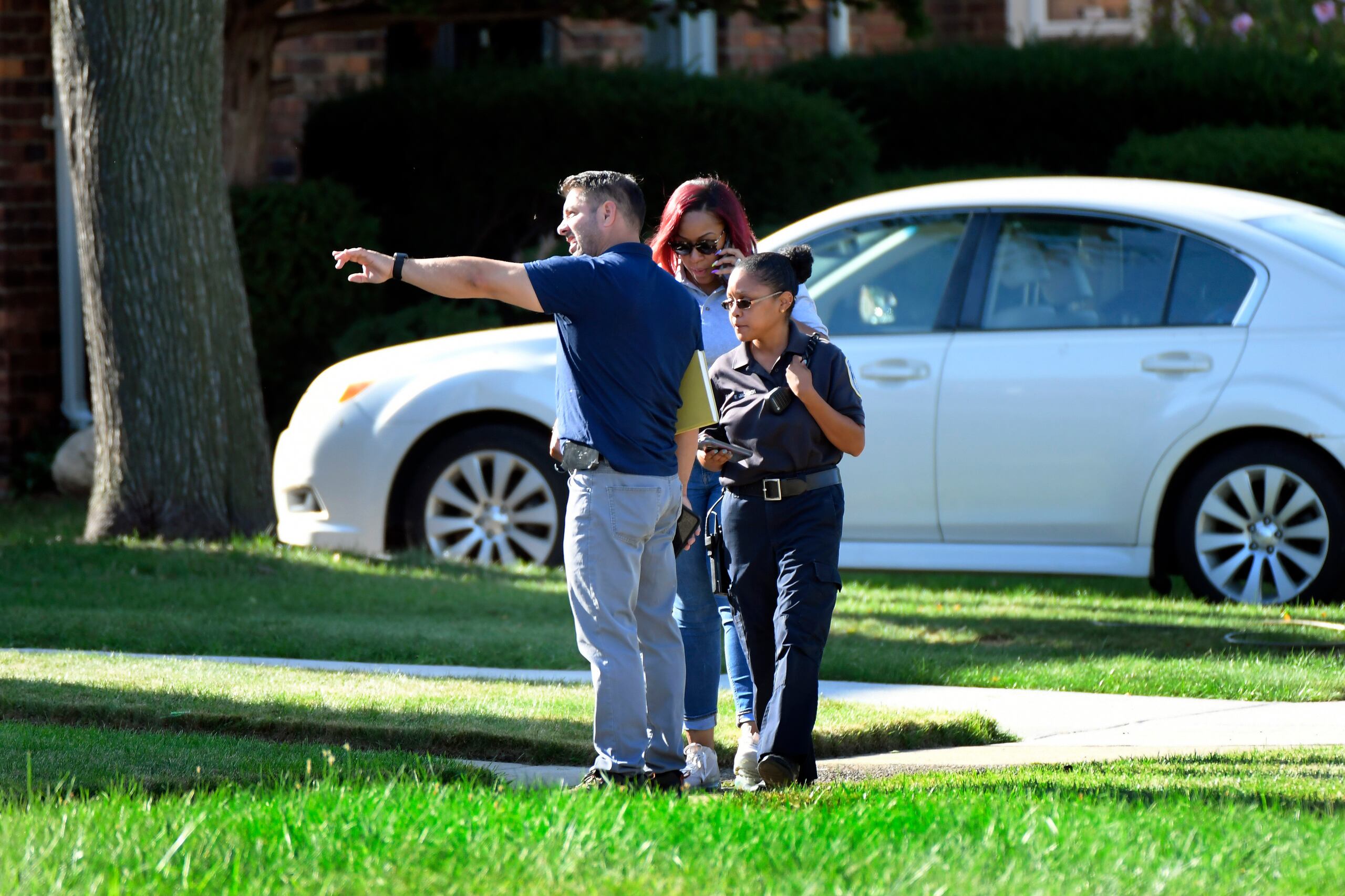 La policía investiga tiroteos en Pennington Drive, cerca del Seven Mile Road, en Detroit, el 28 de agosto del 2022.  (Jose Juarez/Detroit News via AP)