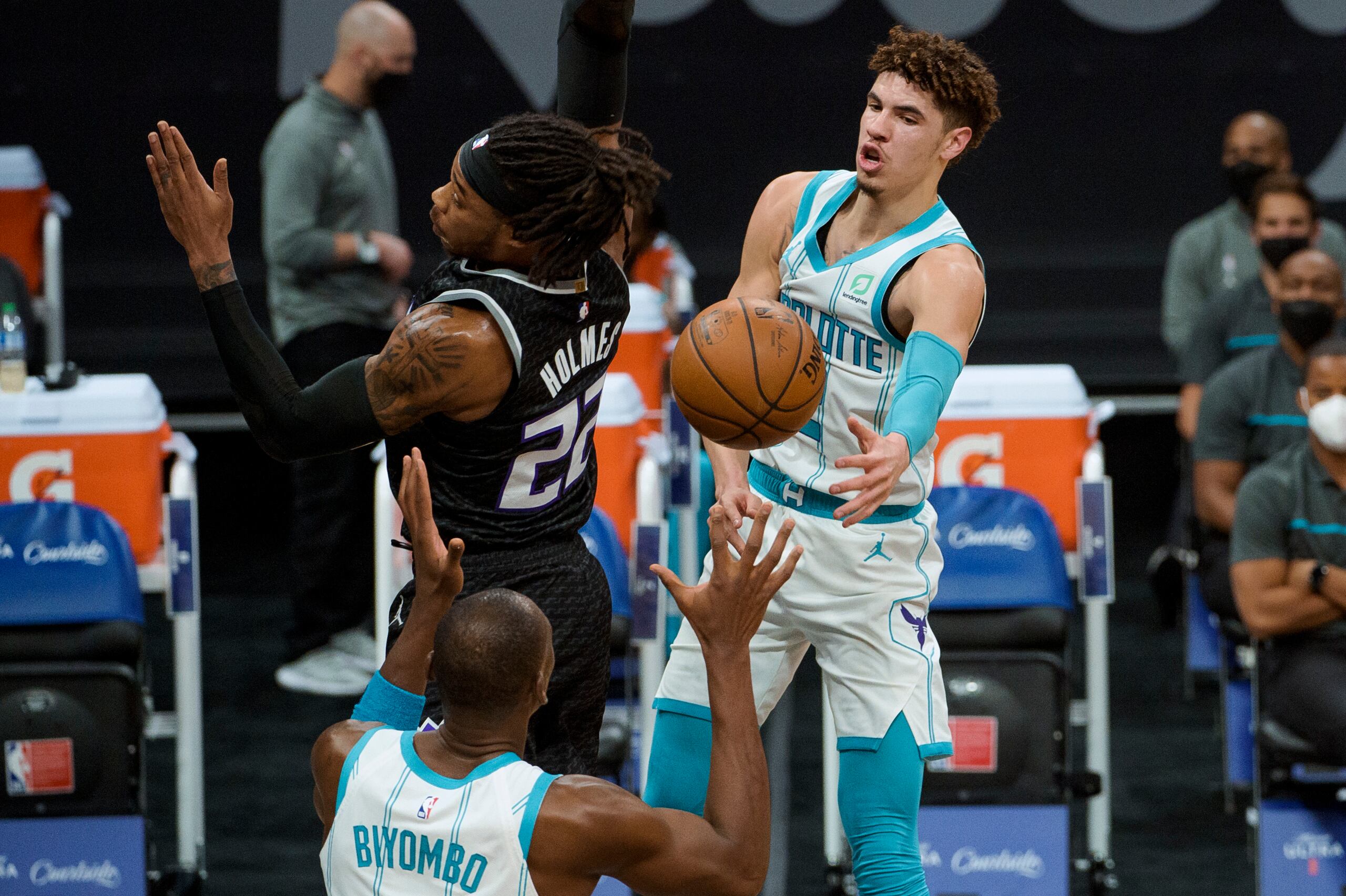 LaMelo Ball realiza un pase incómodo en un partidos contra Sacramento.