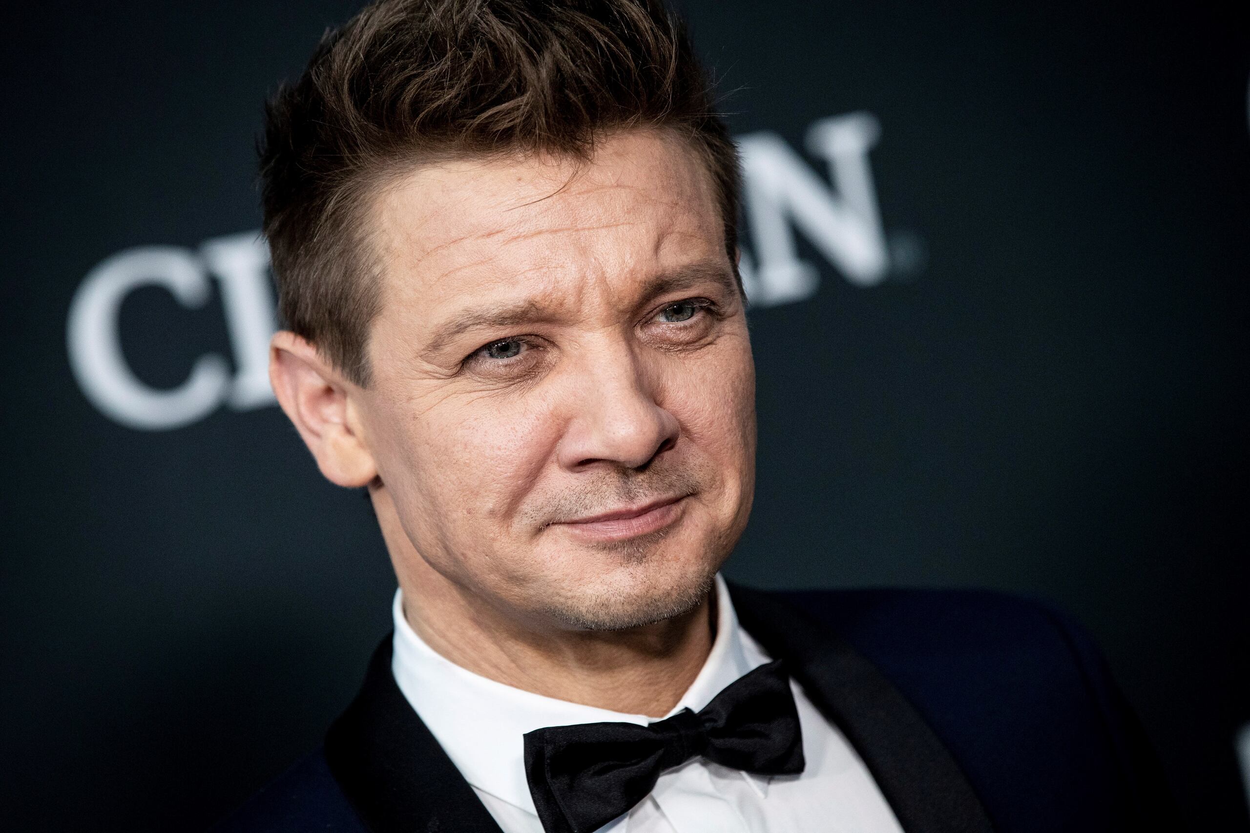 El actor estadounidense Jeremy Renner sufrió un accidente que lo llevó al hospital.