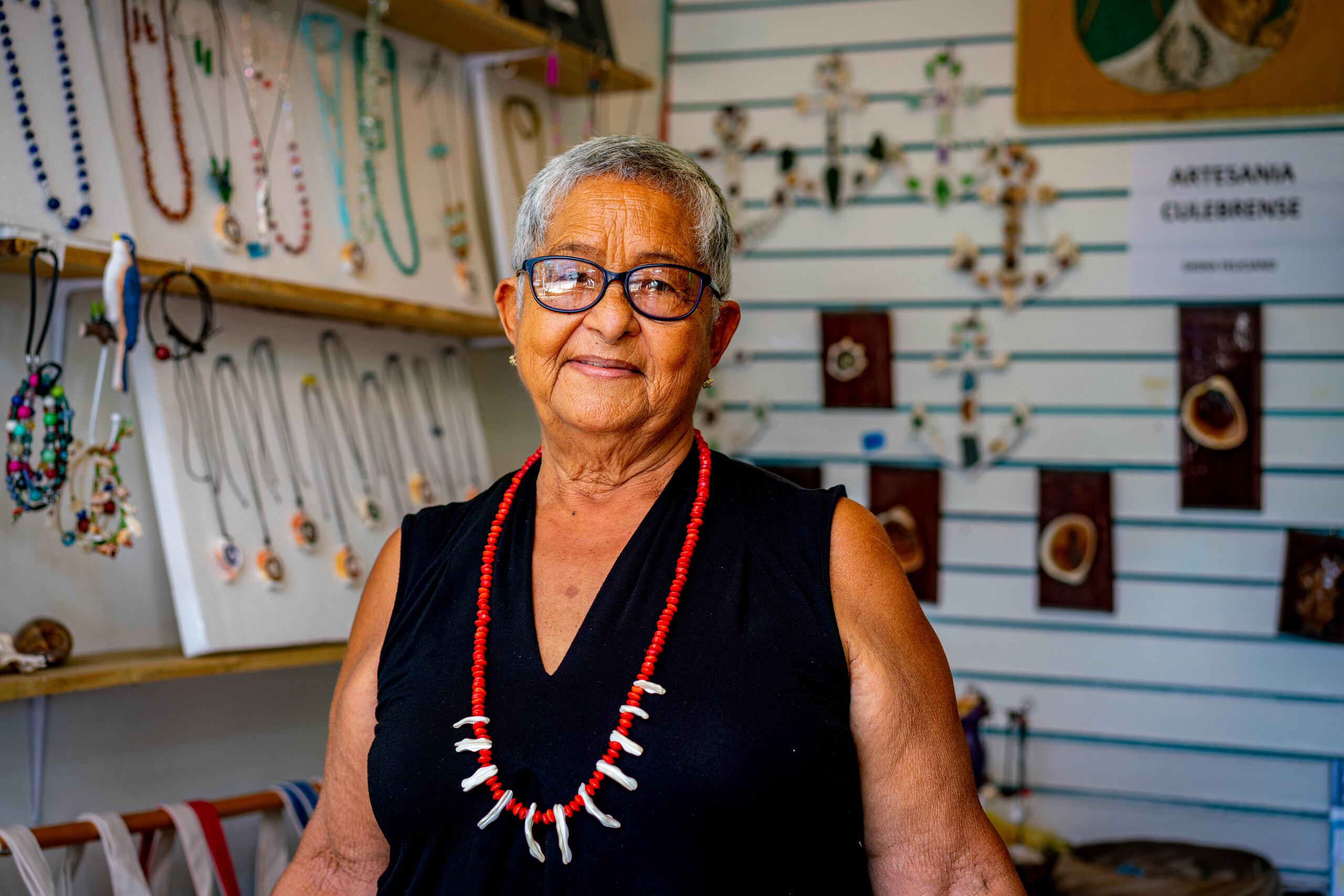 Digna Feliciano confecciona collares con piedras, caracoles y semillas recogidas en la playa y otros lugares en la isla de Culebra.