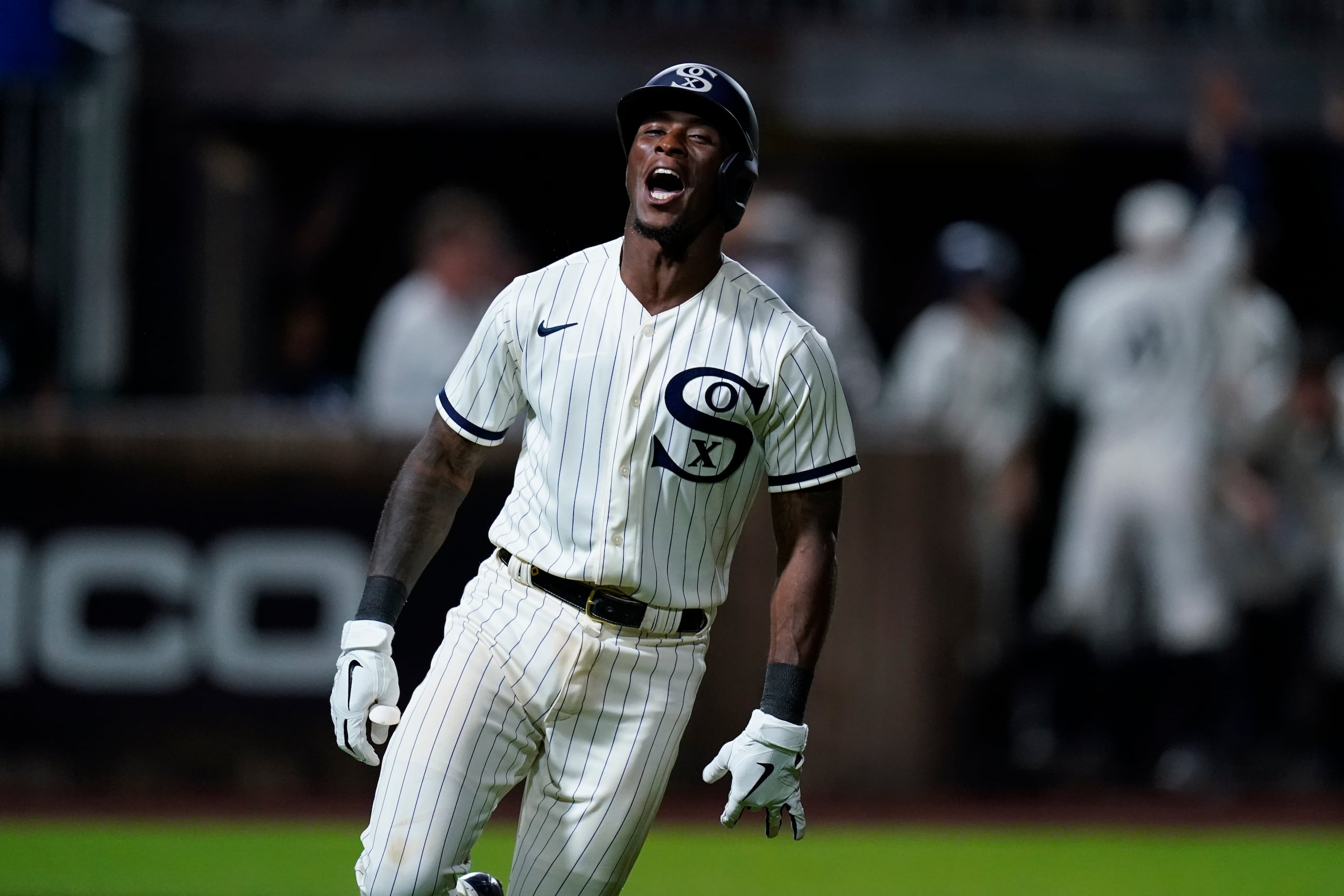 Tim Anderson recorre las bases entusiasmado tras ponerle fin al partido del jueves en Iowa ante los Yankees de Nueva York.