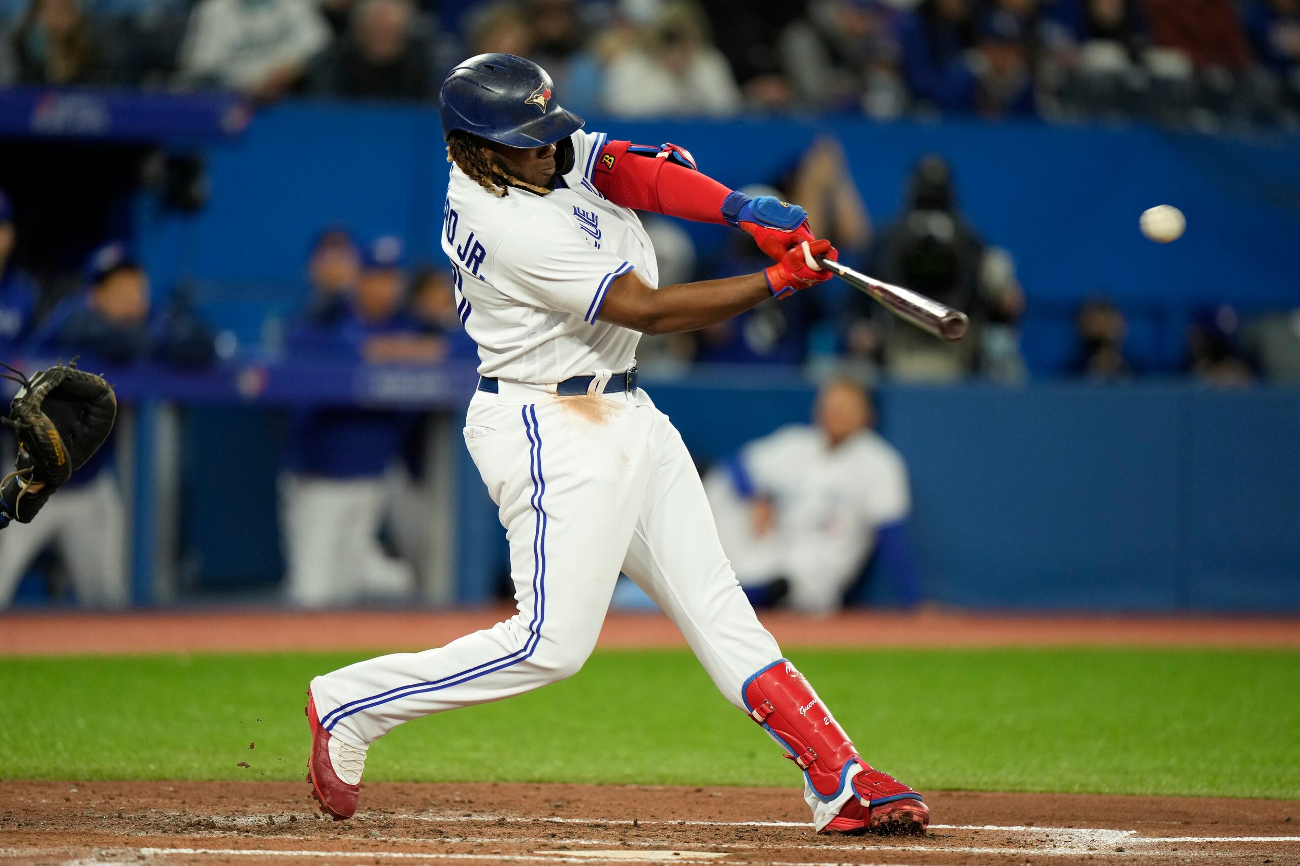 Vladimir Guerrero Jr. de los Azulejos de Toronto conecta un jonrón ante los Rangers de Texas, el domingo 10 de abril de 2022. (Frank Gunn/The Canadian Press vía AP)