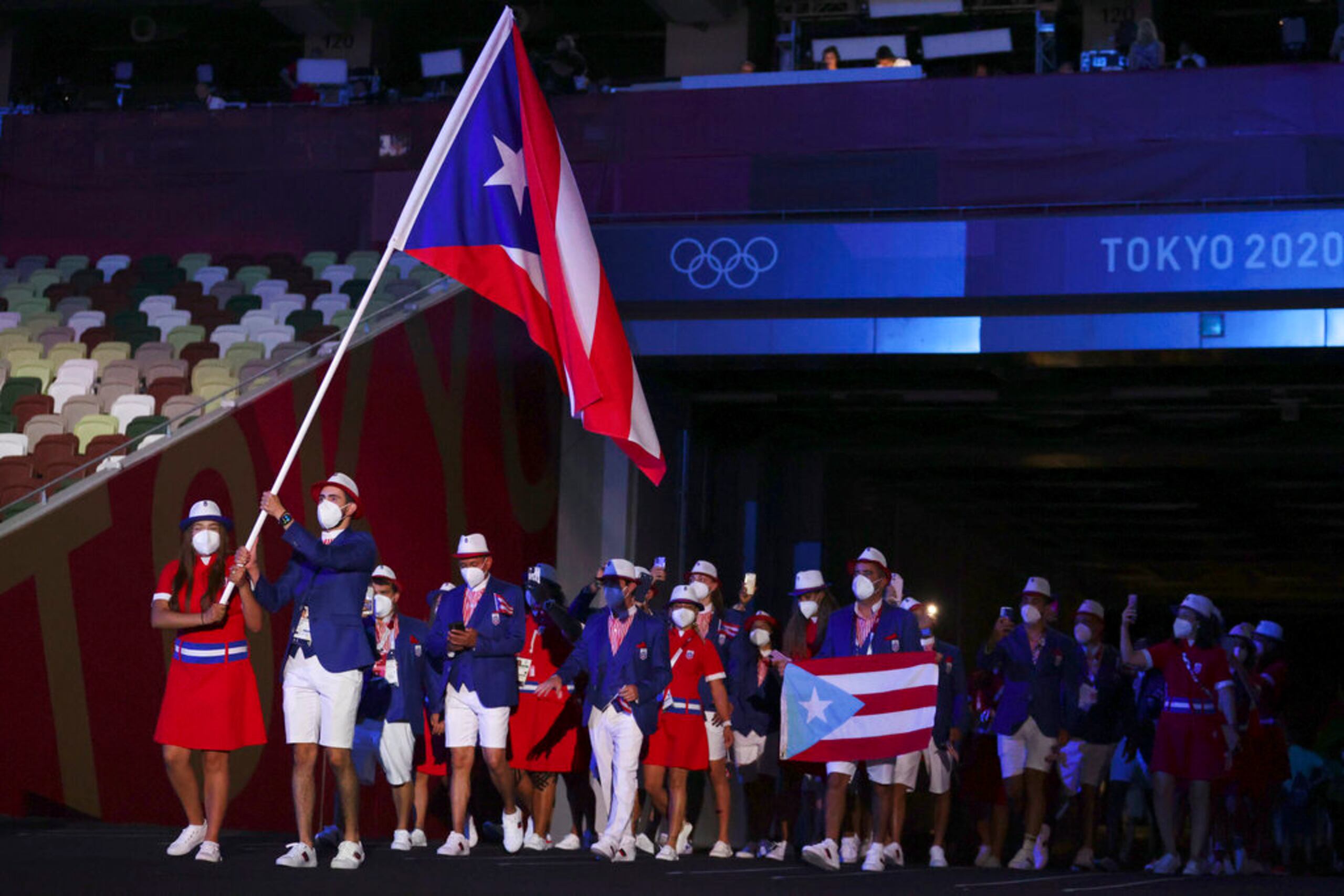 Adriana Diaz y Brian Afanador. (Hannah McKay/Pool Photo via AP)