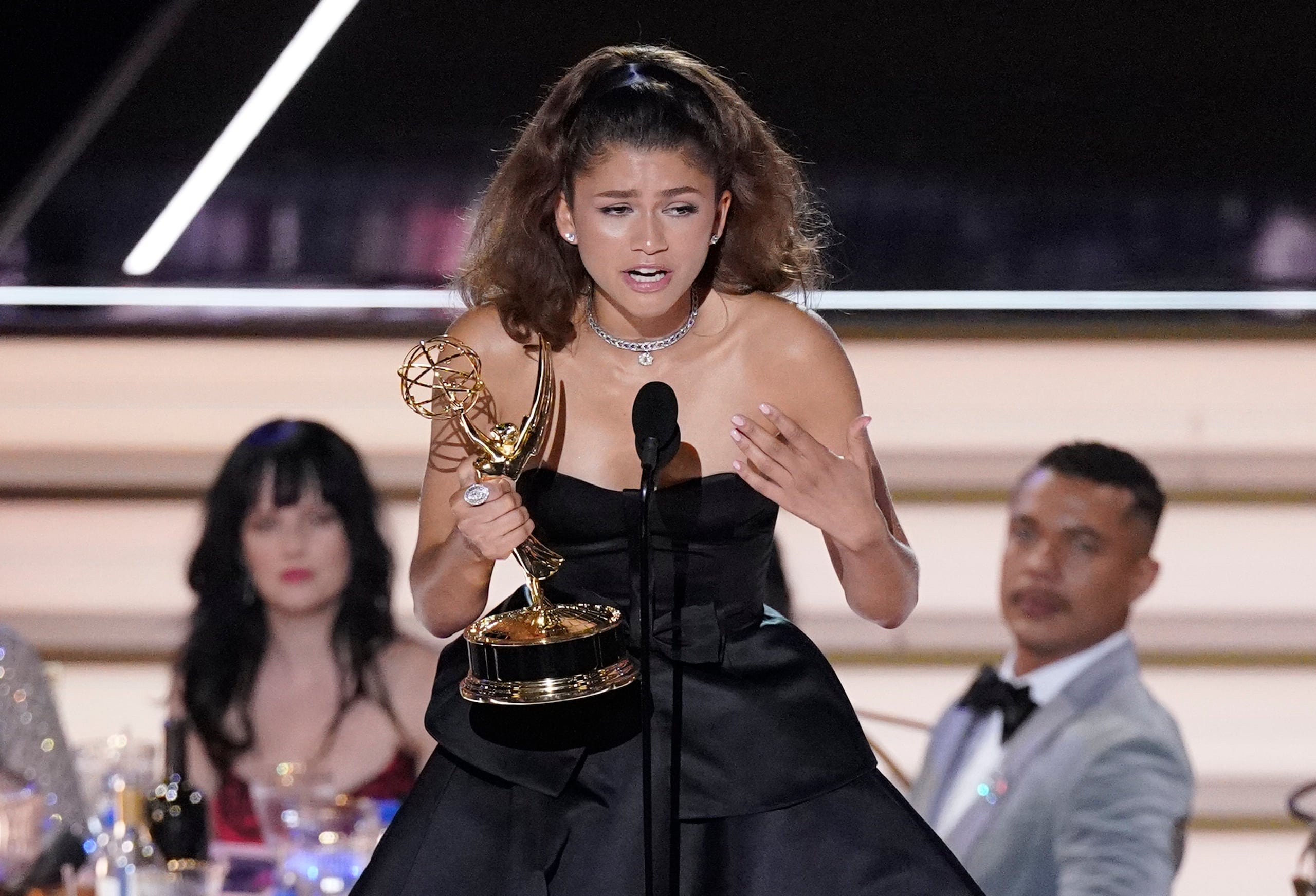 Zendaya recibe el Emmy a mejor actriz en una serie de drama por "Euphoria" en la 74a entrega de los Premios Emmy el lunes 12 de septiembre de 2022 en el Teatro Microsoft en Los Angeles. (Foto AP Mark Terrill)