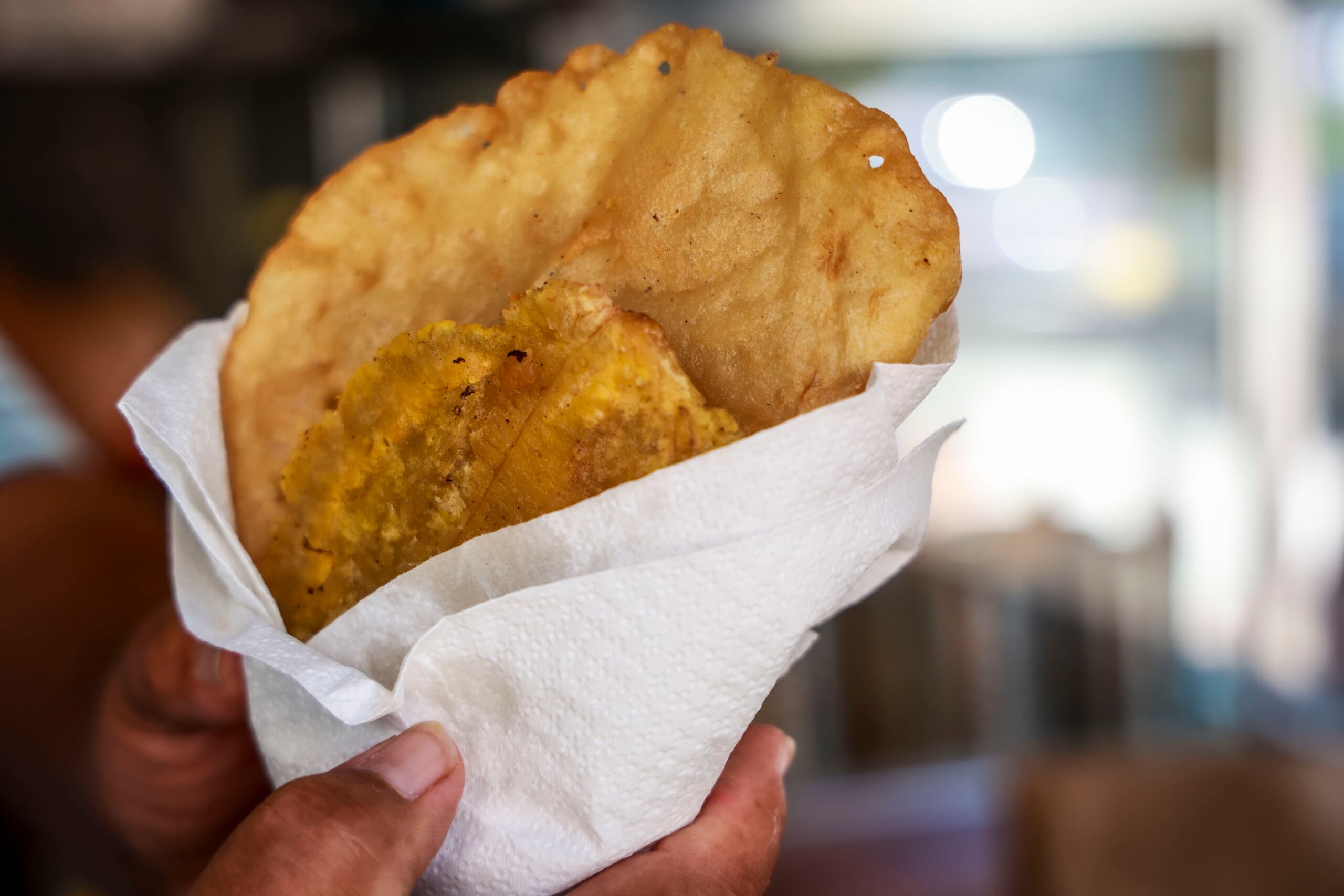 Entre los más pedidos en el lugar es el bacalaíto frito servido con un tostón de plátano.