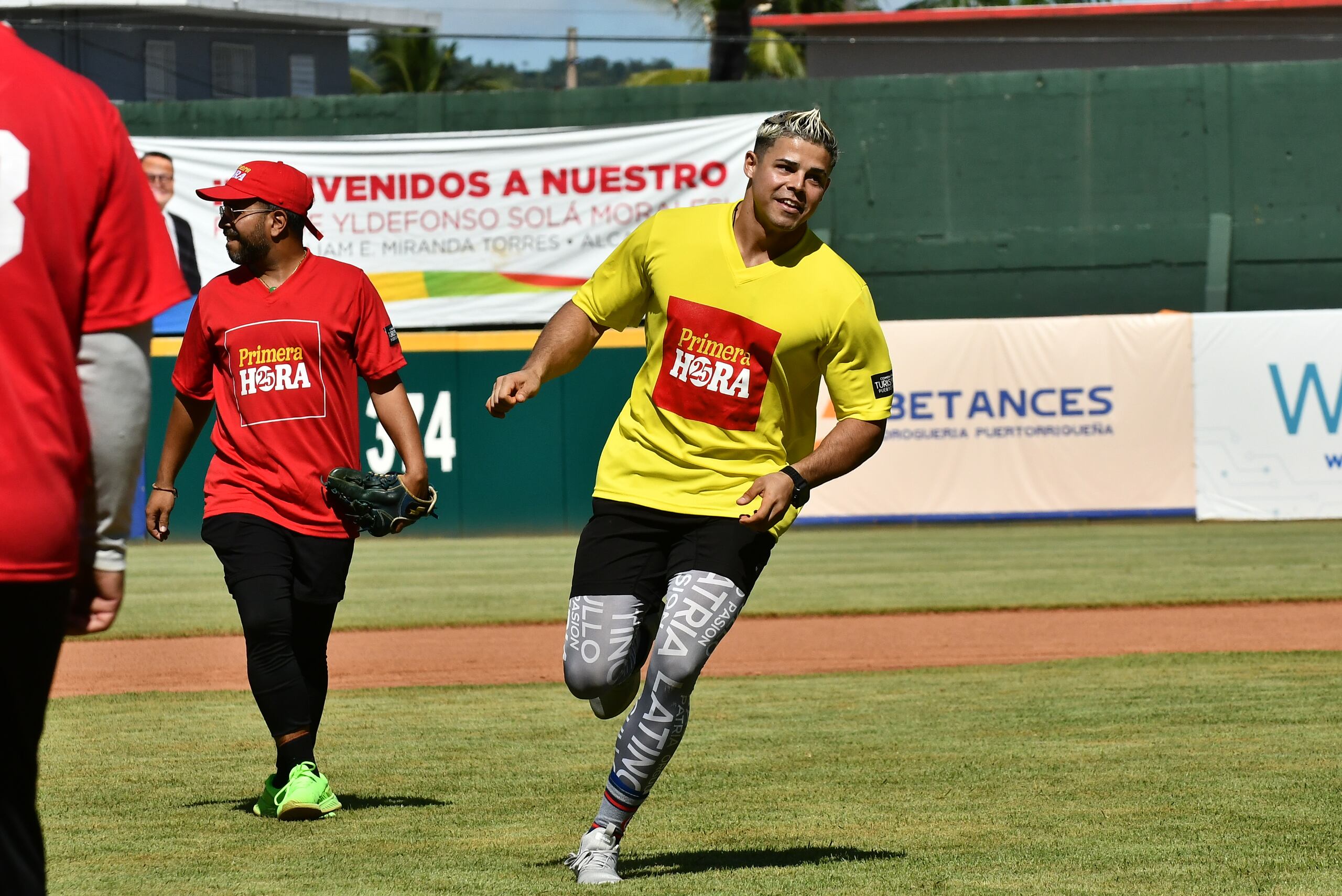 Pero, más allá de la demostración deportiva, fue un encuentro en el que el público asistente fue partícipe de la alegría y emotividad que desplegaron sus artistas, deportistas y periodistas preferidos en el terreno de juego.