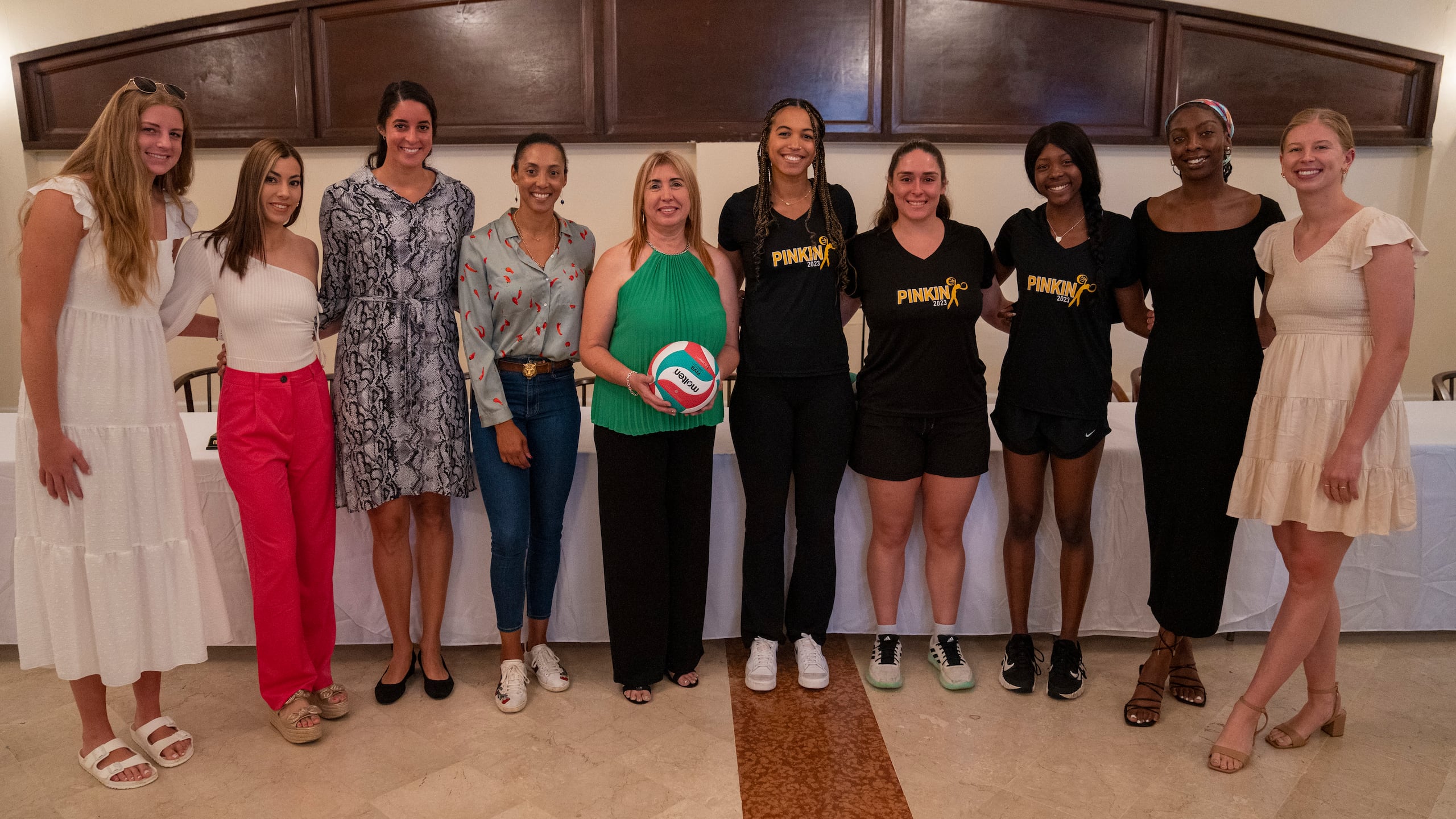 La temporada 2023 de la Liga de Voleibol  Superior Femenino será dedicada a Evelyn Acevedo Ruiz (al centro con el balón).