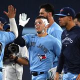 Toronto rompió un ‘no hitter’, ganó en la décima y tiene siete al hilo