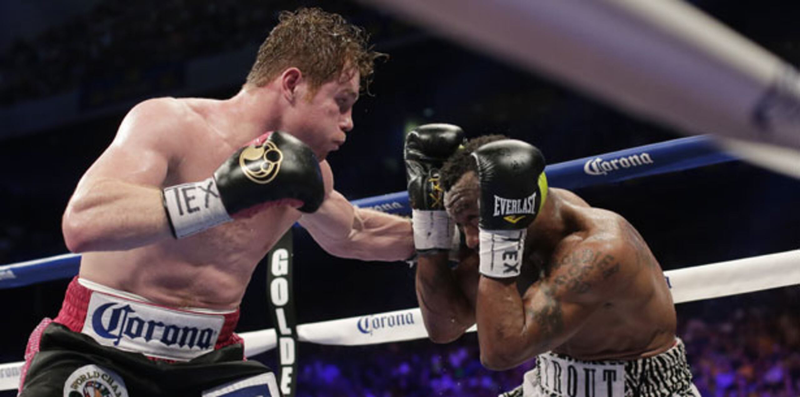 Saul "El Canelo" Alvarez golpea con su zurda a Austin Trout durante el noveno asalto de la reyerta por la unificación de las correas de la AMB y la CMB en las 154 libras que se disputó en el Alamodome en San Antonio, Texas. (Eric Gay / AP).