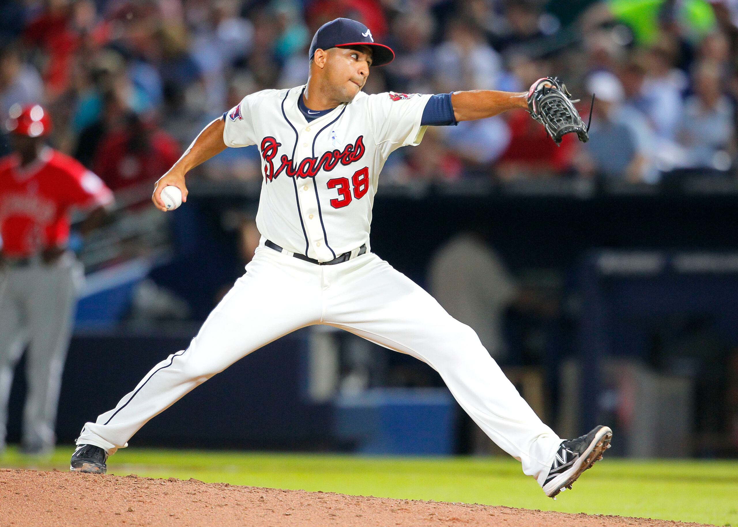 En esta foto del 15 de junio del 2014 el lanzador relevista de los Braves de Atlanta, Anthony Varvaro, realiza un lanzamiento en un encuentro ante los Angels de Los Ángeles.