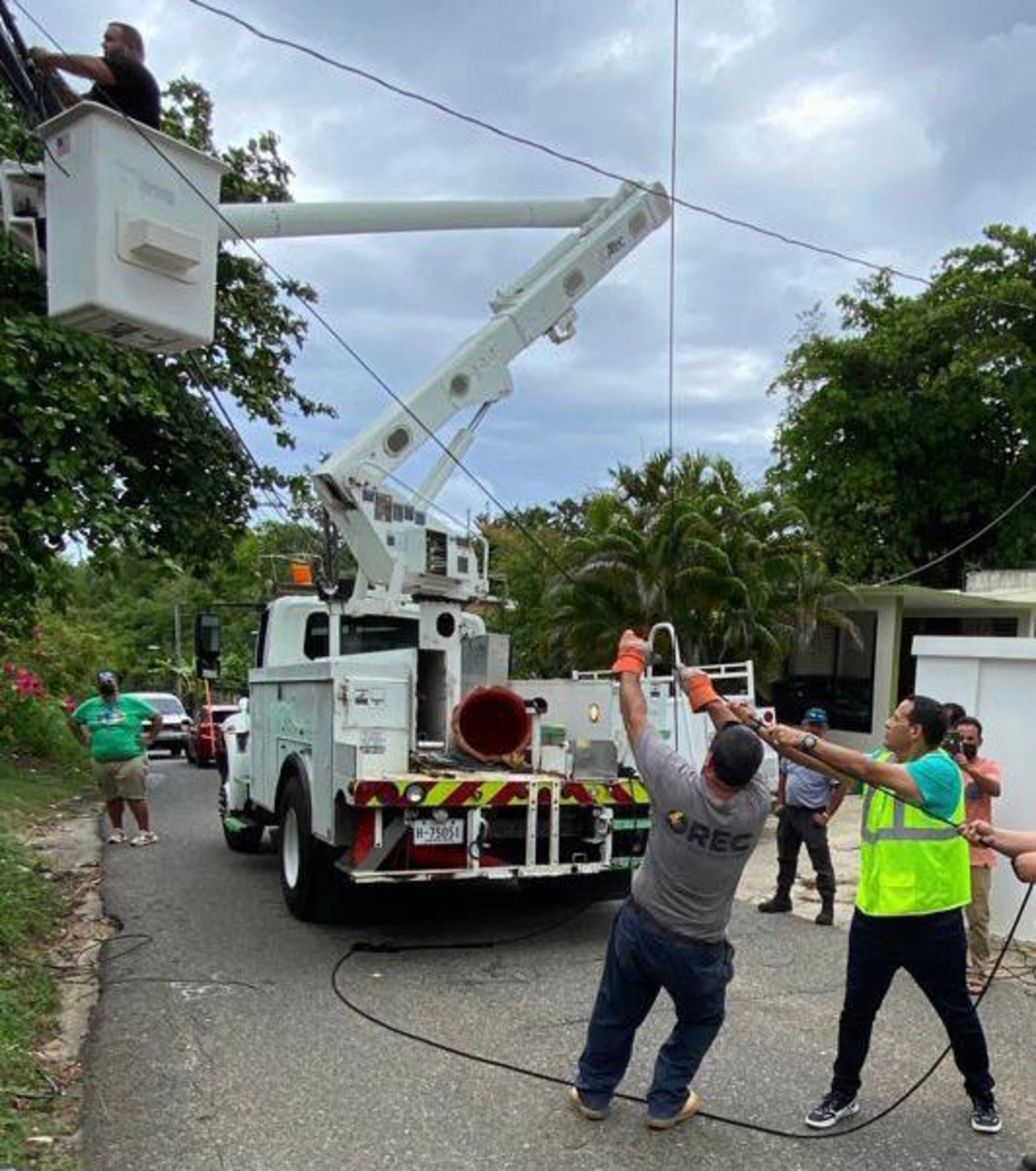 Brigada municipal de Aguadilla reparando el servicio de energía eléctrica.