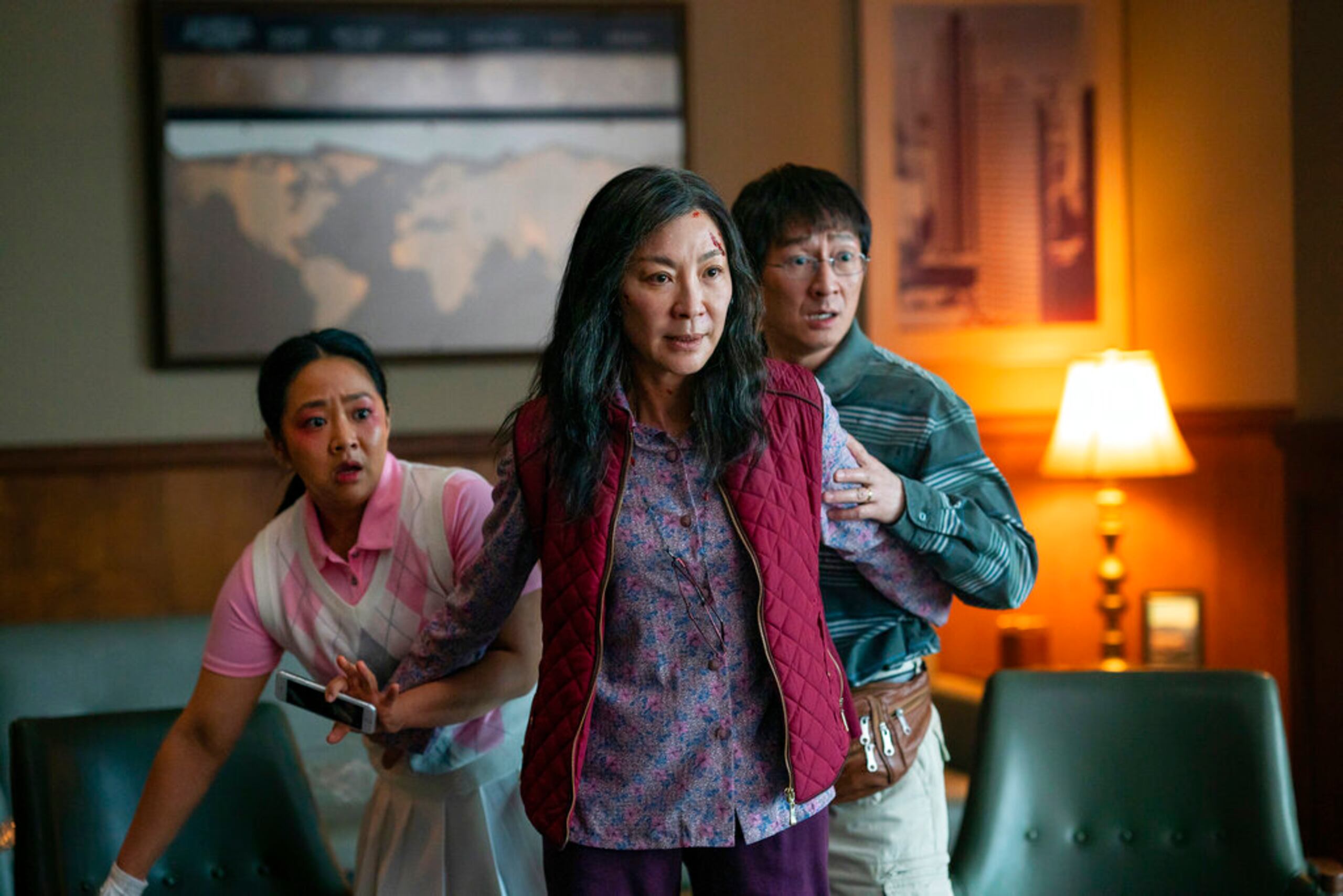 En esta imagen suministrada por A24, de izquierda a derecha, Stephanie Hsu, Michelle Yeoh y Ke Huy Quan en una escena de, "Everything Everywhere All At Once". (Allyson Riggs/A24 Films vía AP)