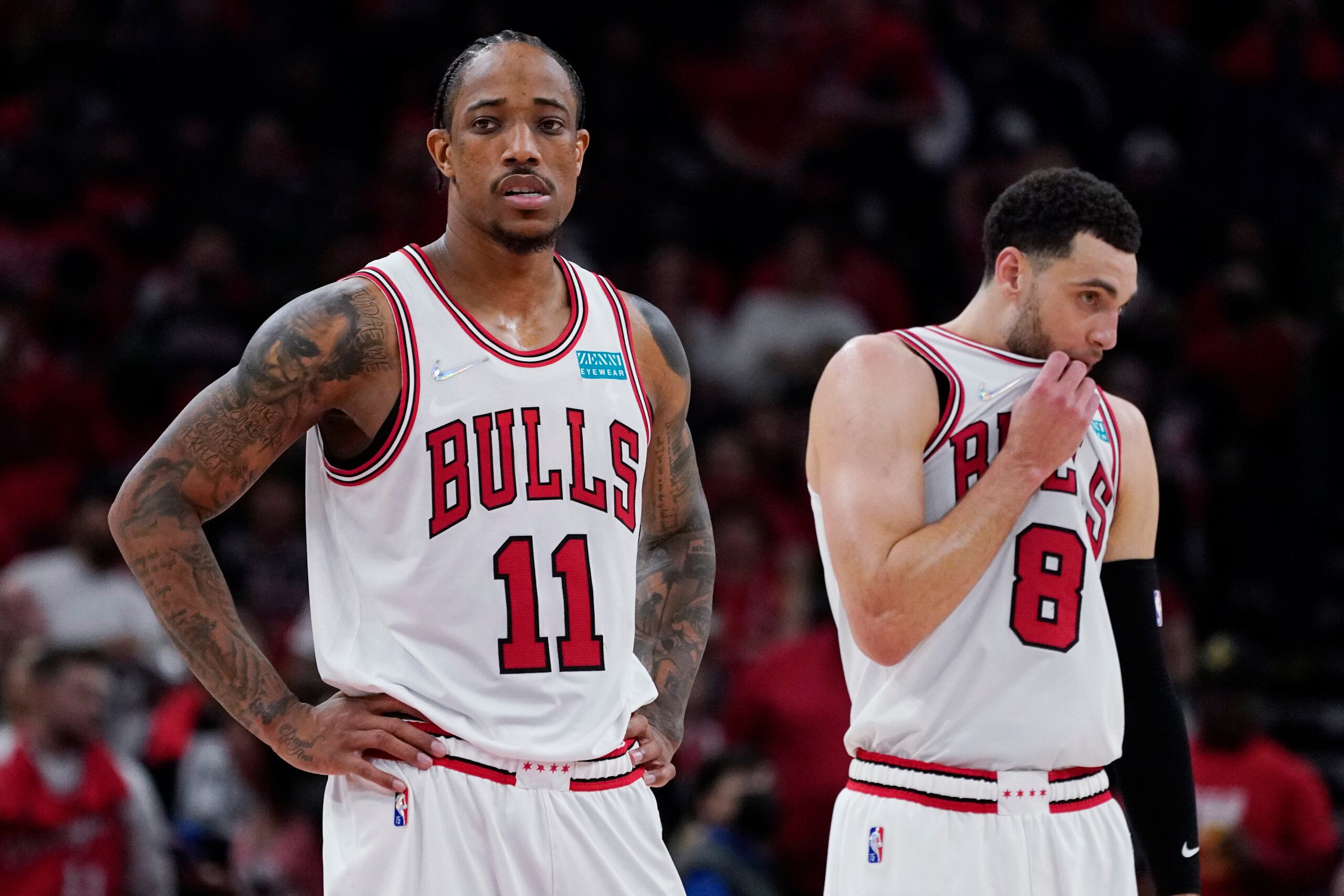 DeMar DeRozan, izquierda, y Zach LaVine, de los Bulls de Chicago, lucen preocupados en la segunda mitad del duelo ante los Bucks de Milwaukee, en el cuarto partido de la serie de la primera ronda de los playoff de la NBA, el domingo 24 de abril de 2022, en Chicago. (AP Foto/Nam Y. Huh)