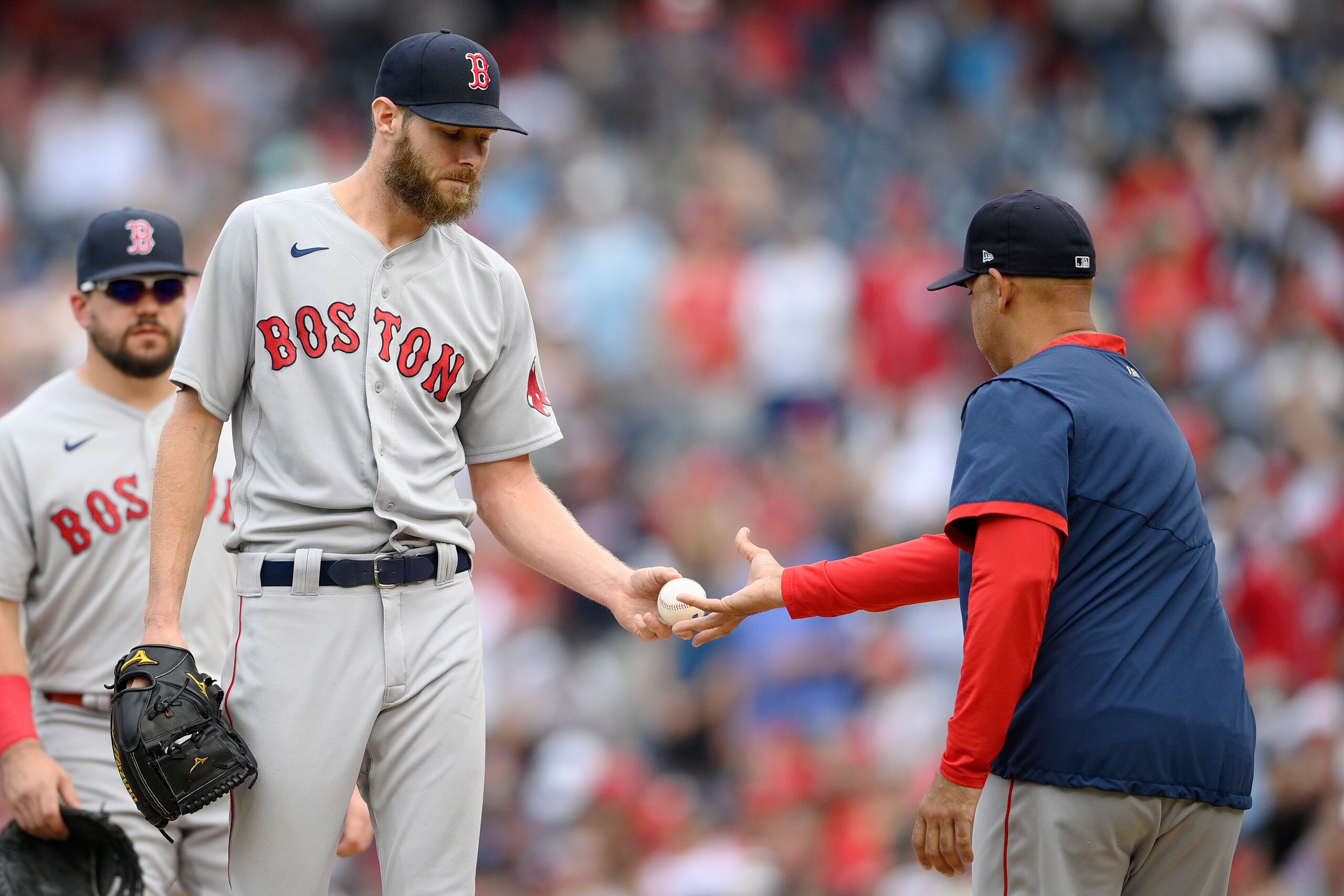 Alex Cora sacó a su as, Chris Sale, en la tercera entrada del partido del domingo, una movida que pudo haberle ayudado a salvar el partido que finalmente ganaron 7-5.