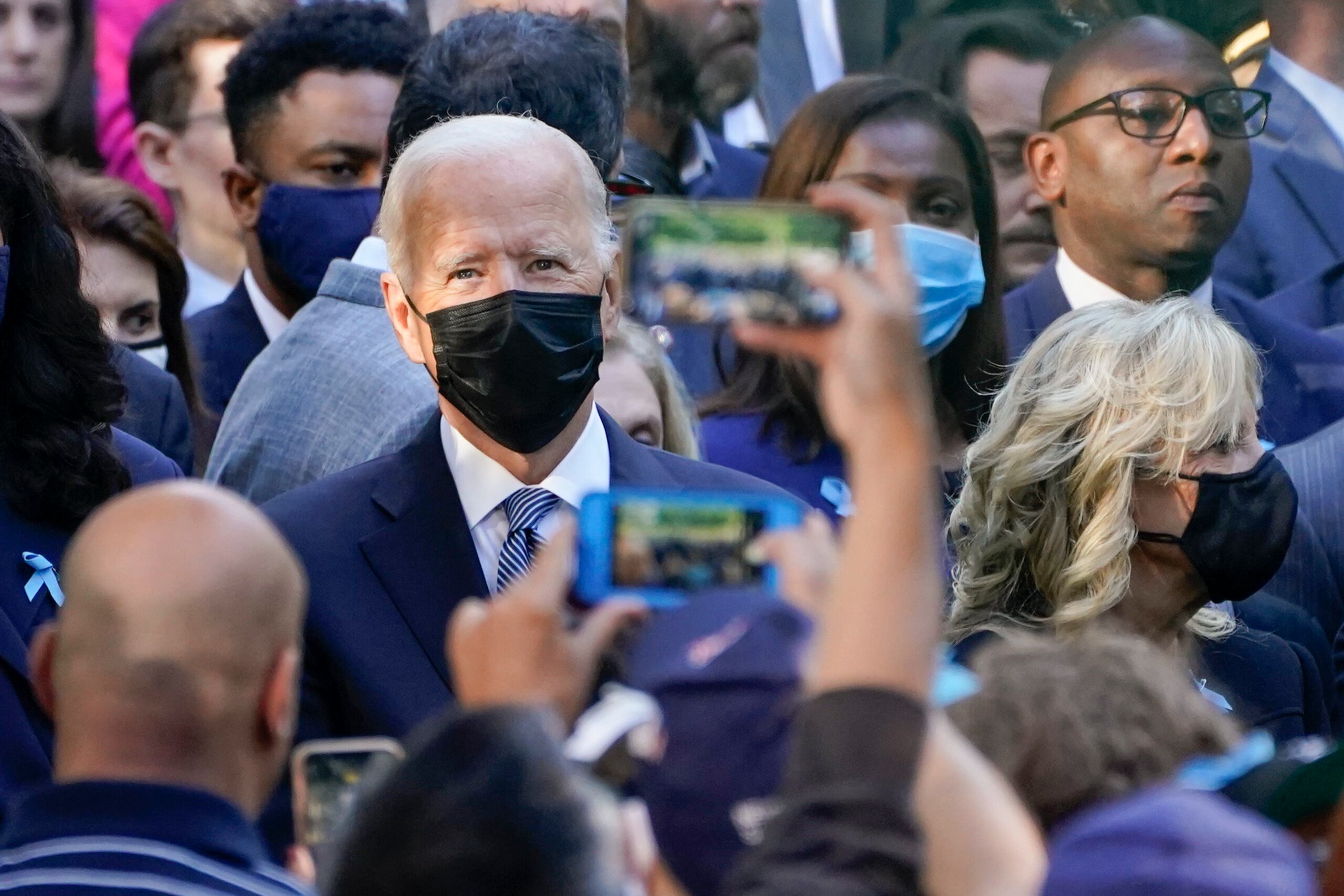 El movimiento de Biden ha sido bienvenido por parte de grandes compañías con estructuras potentes, como Google, que ya activaron un plan de vacunación entre sus empleados durante el verano, según contó a Efe una portavoz de la multinacional. (AP Photo/Evan Vucci)