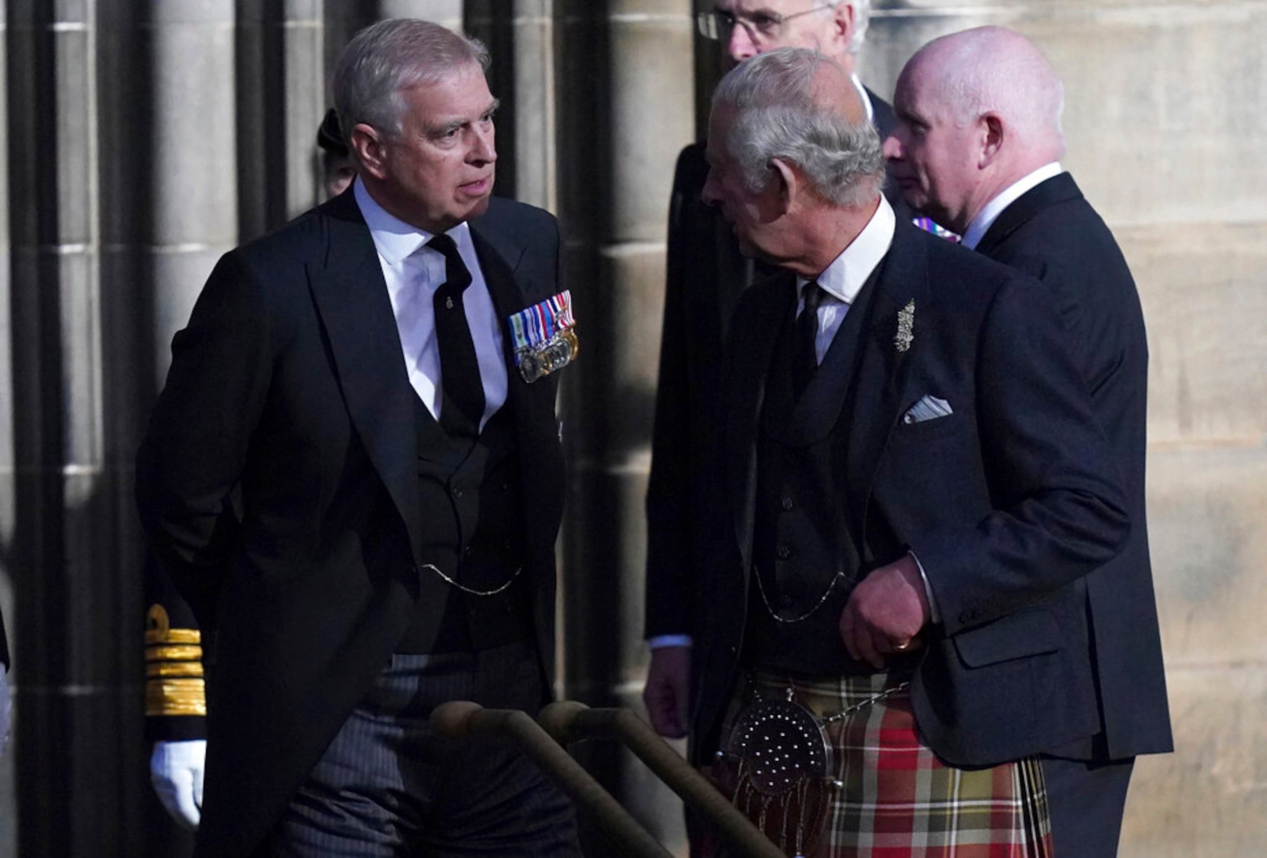 El rey Carlos III y el príncipe Andrés, a la izquierda, salen de la catedral de St Giles en Escocia el 12 de septiembre de 2022, después de participar en una vigilia alrededor del ataúd de la reina Isabel II.