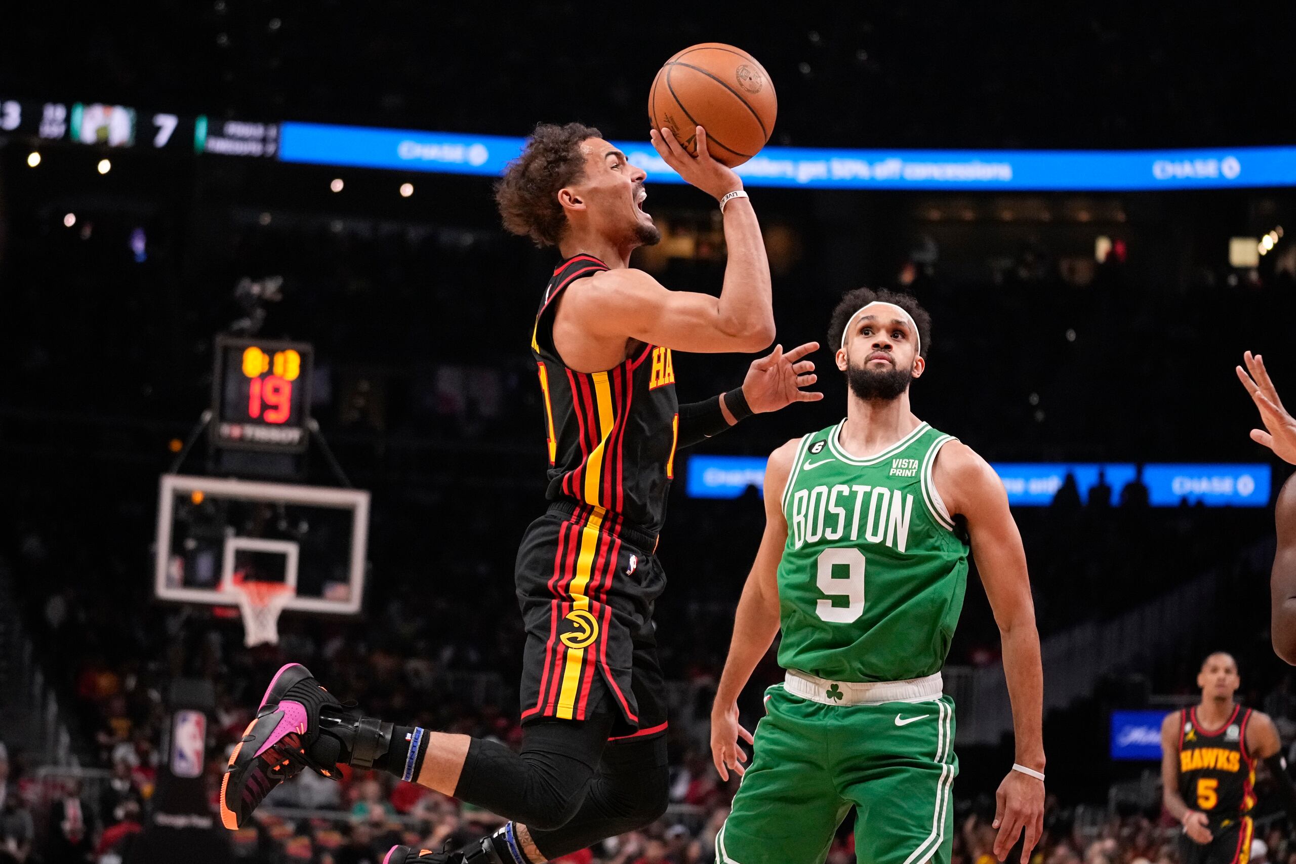 El base de los Hawks de Atlanta, Trae Young, realiza un tiro flotante frente a Derrick White, de los Celtics de Boston, durante el encuentro del viernes.