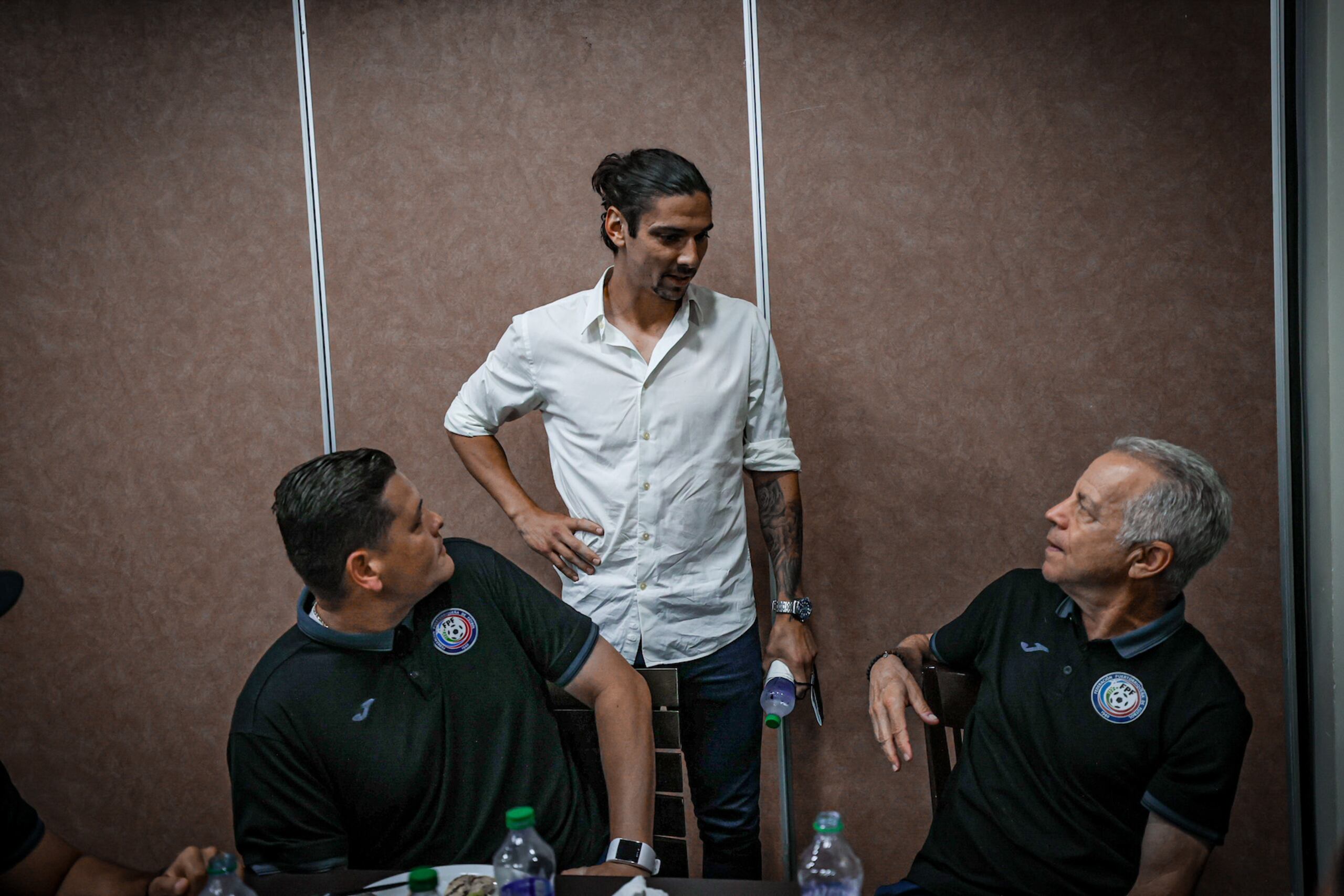 Zarek Valentín conversó a su llegada al hotel del equipo con el entrenador Dave Sarachan.