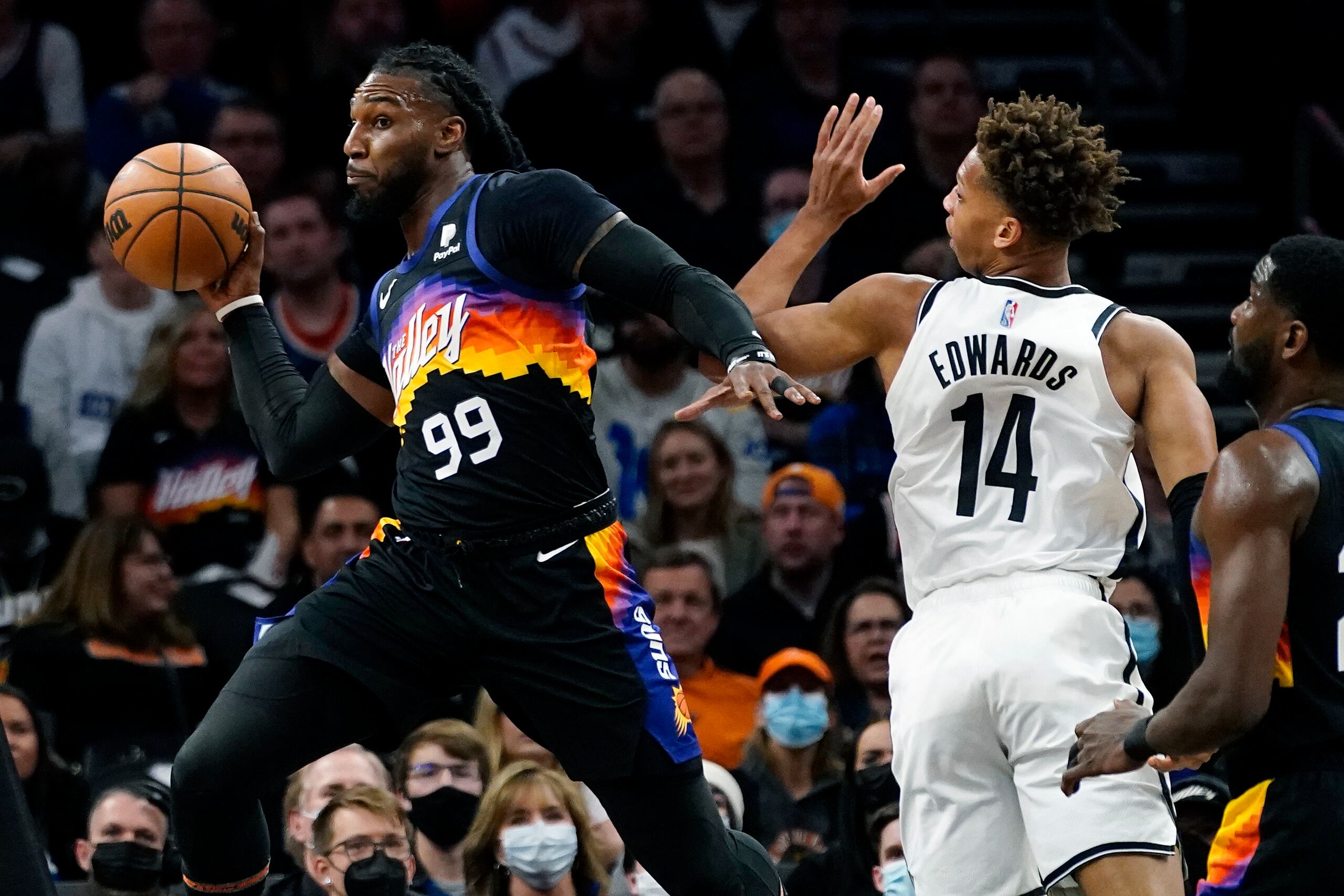 El jugador de los Suns de Phoenix Jae Crowder (99) pasa el balón junto al jugador de los Nets de Brooklyn Kessler Edwards (14) en la primera mitad de su juego del 1 de febrero.