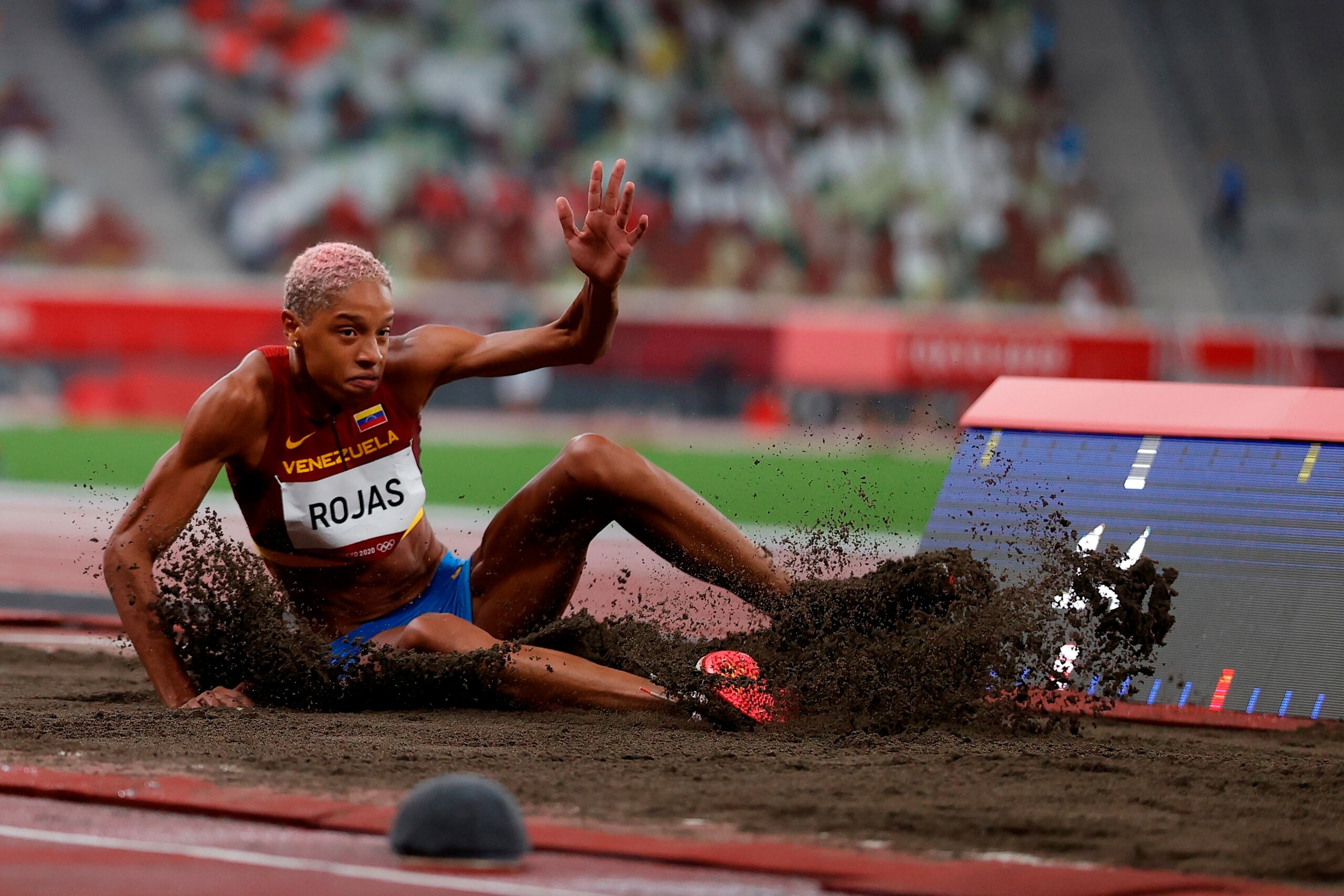 La venezolana Yulimar Rojas compite en las rondas preliminares del grupo A de triple salto femenino durante los Juegos Olímpicos 2020.