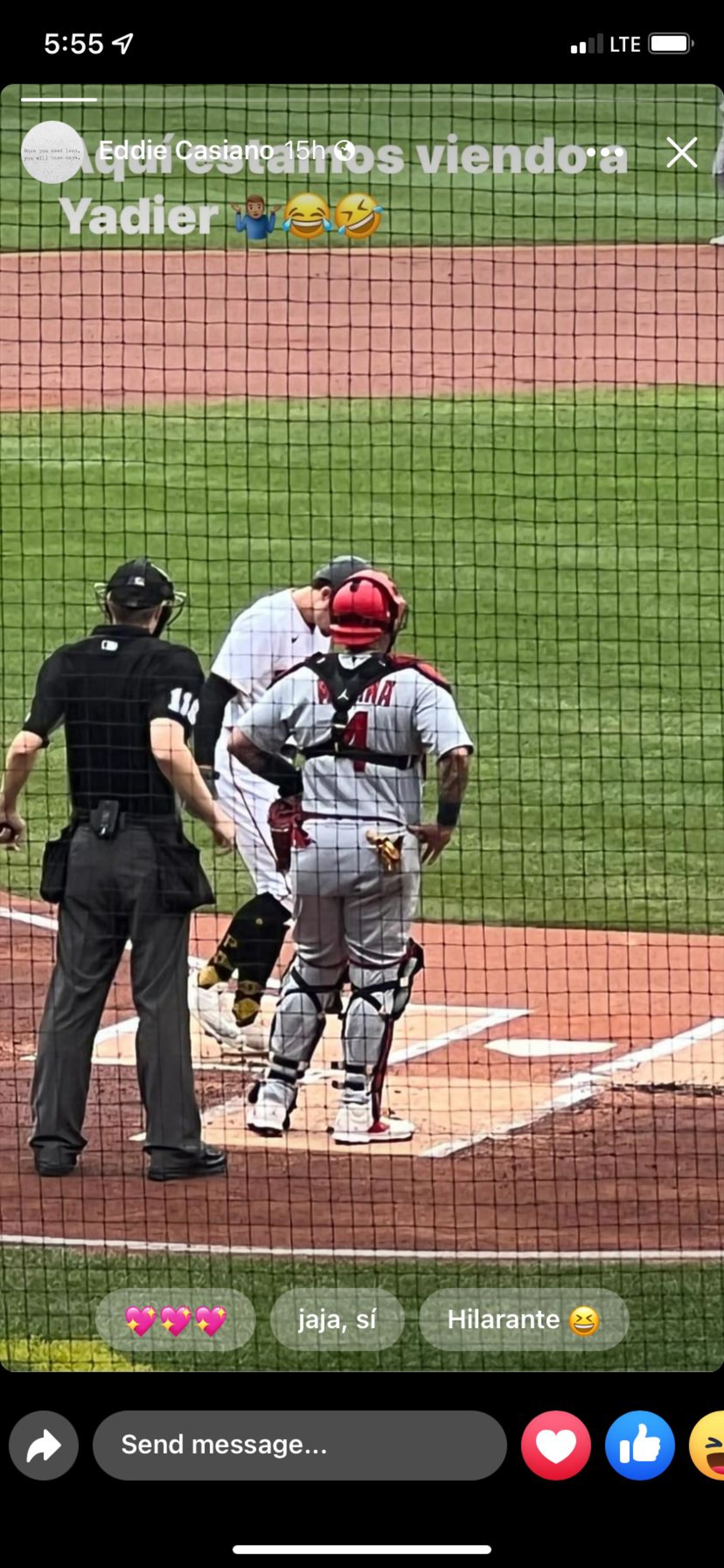 Eddie Casiano colocó esta imagen en su red social cuando comenzó el partido. Por medio de ella fue que Yadier Molina se enteró que el entrenador estaba presente en el estadio.