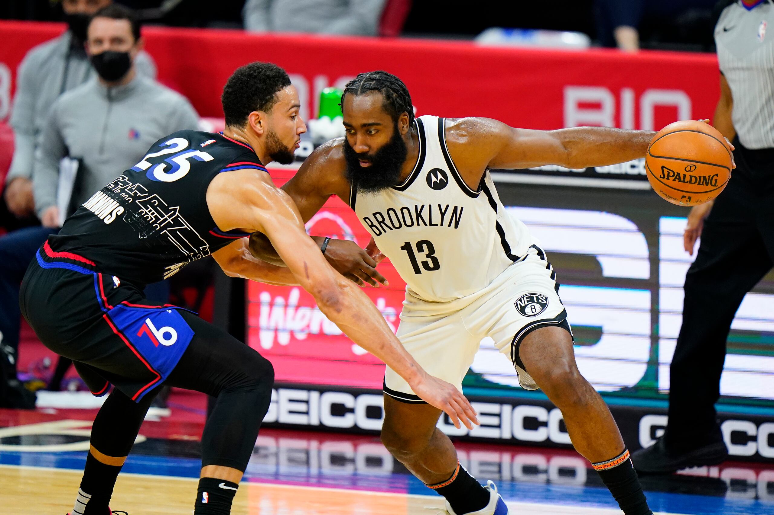 Ben Simmons (25) y James Harden (13) fueron canjeados el uno por el otro el jueves poco antes del cierre del periodo de cambios. Harden pasó a Filadelfia y Simmons a los Nets.