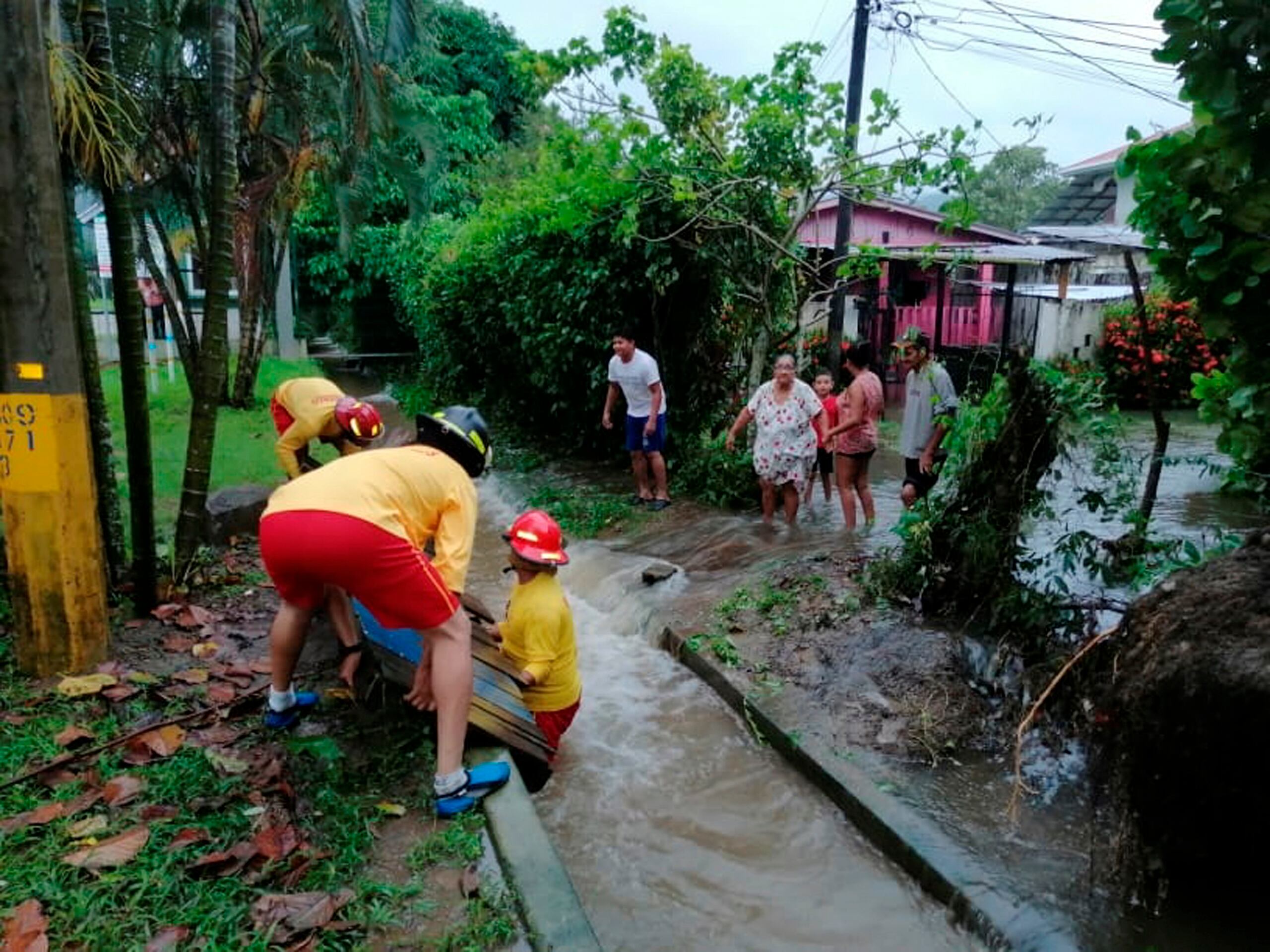 Se espera que las intensas lluvias sigan afectando a Honduras al menos hasta el jueves mientras la tormenta se dirige al norte, hacia la capital, Tegucigalpa, y a la ciudad de San Pedro Sula.