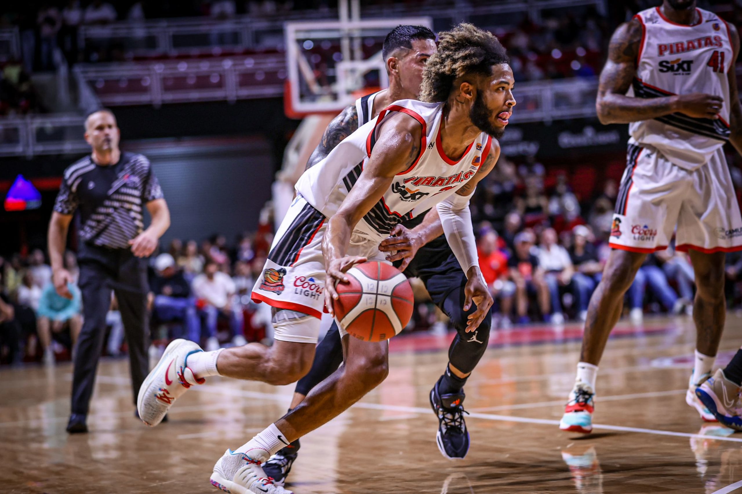 El delantero de los Piratas de Quebradillas, Phillip Wheeler, con el balón, luce como el principal candidato en la discusión para el premio al Jugador Más Valioso del Baloncesto Superior Nacional.