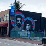 Develan mural de Gloria y Emilio Estefan en Miami