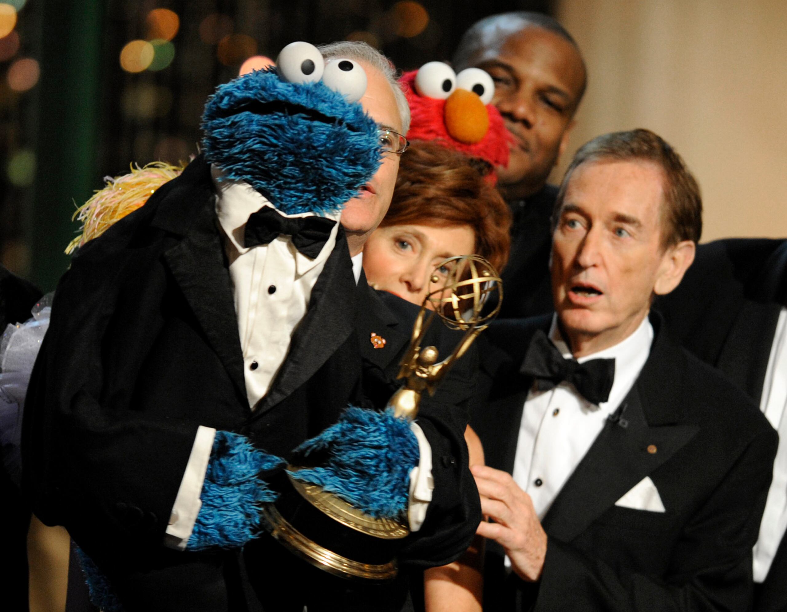 Bob McGrath, a la derecha, durante la entrega de los premios Emmy en 2009, falleció a los 90 años.